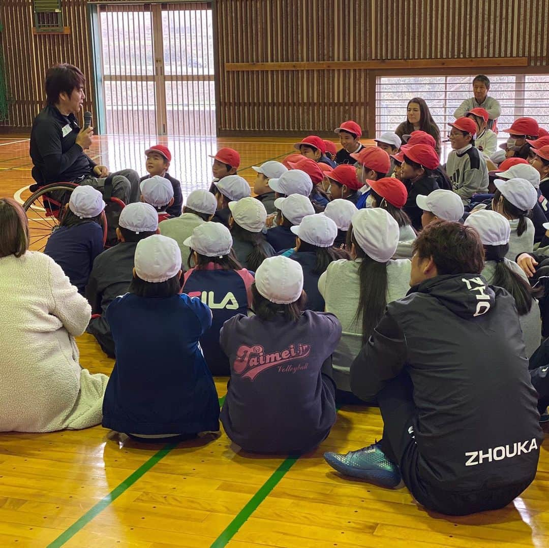 巻誠一郎さんのインスタグラム写真 - (巻誠一郎Instagram)「日本財団のHEROsでご一緒して交流のある、元車椅子バスケットボール日本代表キャプテンの根木慎志さんから連絡をもらいました！  熊本で#あすチャレschool をやられるという事で、飛び込み参加w  まさかのスザンヌさん、マーガリンさんも参加！！ まー何度やっても車椅子バスケは難しい... 1時間前に行って入念に練習したんですがねw  でもやっぱり子供たちに応援してもらうっていいなー☆  僕も完全に根木さんの授業を受けてる生徒状態w  沢山の刺激と学びの授業でした！  また色々とご一緒したいな！  #パラリンピック #パラアスリート #あすチャレschool #車椅子バスケットボール #日本代表キャプテン #根木慎志 さん #熊本 #美人姉妹 #スザンヌ さん #マーガリン さん #当たり前に感謝 #体育座り久々にした #巻誠一郎」2月3日 21時43分 - makiseiichiro9