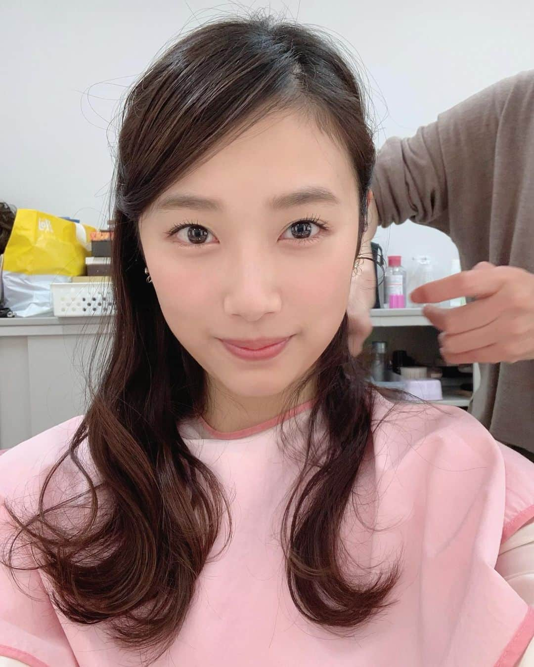 辻沙穂里さんのインスタグラム写真 - (辻沙穂里Instagram)「. スタジオでの収録の日は ライトで顔色が悪くならないように チークをきもーちはっきりめにのせます🌸 反対に、屋外で行うロケの日はメイクが濃いと 不自然に映る気がして全体的に薄めにしています🔅 まつ毛はどんな時でもビューラーをしっかりめに⤴︎ マスカラをボリュームタイプとロングタイプの どちらにするかで華やかさを足し引きしています。 リップやアイシャドウの色は その日の衣装やロケ・取材の内容に合わせて メイクさんに相談しながら決めていますが シンプルが好きなのでピンクブラウン系が多いです🤎 意外といろいろこだわりがあるんです🥰笑 みなさんは何か自己流のこだわりありますか？ #メイク#チーク#リップ#アイシャドウ#こだわり」2月3日 21時52分 - saoritsuji0517