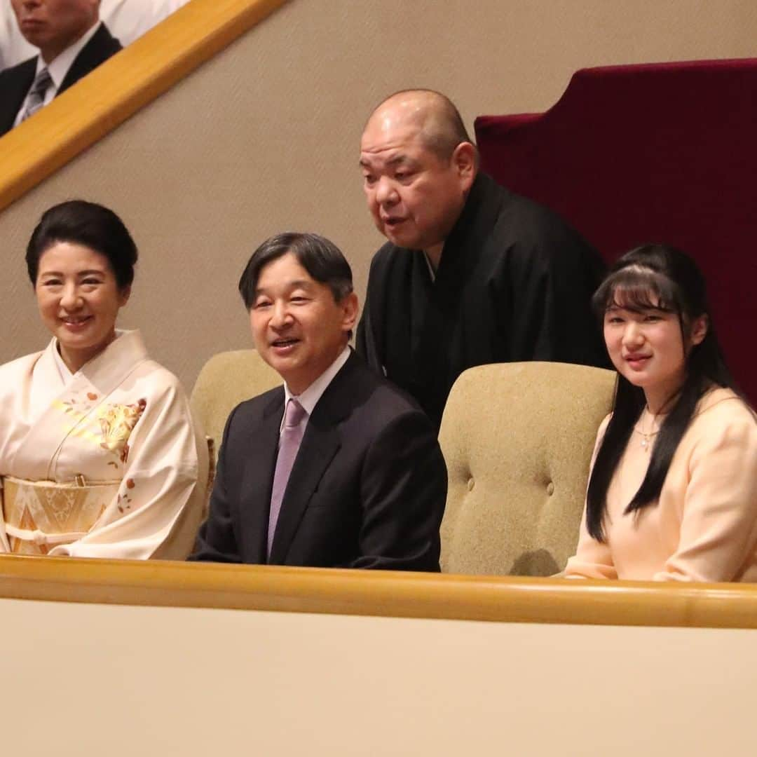 女性自身 (光文社)さんのインスタグラム写真 - (女性自身 (光文社)Instagram)「📣相撲ファンの愛子さま　朝青龍を「ダグワドルジ」とお呼びに --- 天皇皇后両陛下と長女の愛子さまは1月25日、東京・両国国技館で大相撲初場所を観戦された。 ご一家は結びの一番までの9番を笑顔でご観戦。説明役を務めた八角理事長に、愛子さまは「土俵の高さは何センチですか」と質問されたという。 愛子さまが初めて大相撲を観戦されたのは4歳だった'06年9月のこと。'07年9月に2度目の観戦をされ、今回が13年ぶり3度目となる。 「愛子さまは幼児園に通われていたころから大相撲の大ファンでした。両陛下をお相手に相撲の決まり手を再現したり、手刀を切ったりして遊ばれることも……」（宮内庁関係者） 📷️（C）JMPA --- ▶️続きは @joseijisin のリンクで【WEB女性自身】へ ▶️ストーリーズで、スクープダイジェスト公開中☆ --- #愛子さま #天皇陛下 #雅子さま #皇室 #両国国技館 #大相撲初場所 #大相撲 #相撲ファン #朝青龍 #ダグワドルジ #女性自身 #いいね #フォロー」2月3日 21時58分 - joseijisin