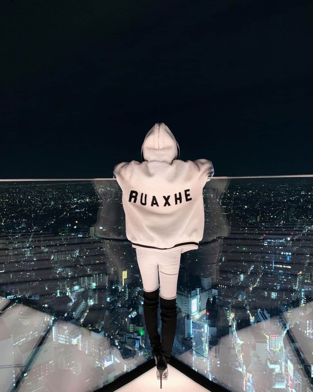 のインスタグラム：「またまた渋谷スカイへ 今度はちえさんと 夜に行ってみました🥺💓 . 個人的には昼のが好きでしたw とにかく寒かった🤣笑 渋谷スカイ昼も夜も行けて嬉しい💓 . #渋谷スカイ#shibuyasky #渋谷#渋谷観光#楽しかった#夜景#夜景デート #夜景好きな人と繋がりたい」