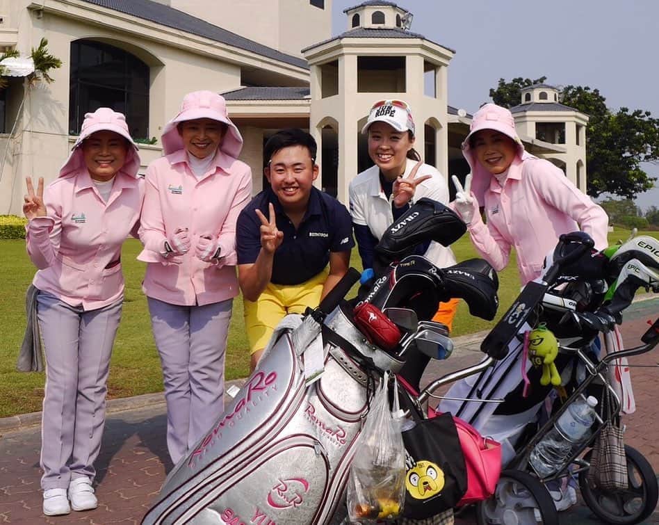 笹原優美さんのインスタグラム写真 - (笹原優美Instagram)「☆ タイ合宿に来ています🇹🇭✨ 今日がラウンド初日！ チームのみんなで切磋琢磨しながら、 強くなって日本に帰ります😊⛳️‼️ @teamwada_golf . . #TeamWADA #ゴルフ#golf#กอล์ฟ #タイ#Thailand #バンプーゴルフアンドスポーツ #bangpoogolfandsportsclub」2月3日 22時00分 - yumi_sasahara_official