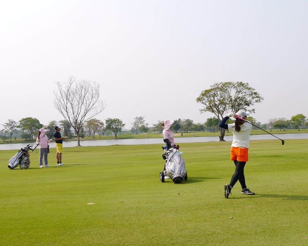 笹原優美さんのインスタグラム写真 - (笹原優美Instagram)「☆ タイ合宿に来ています🇹🇭✨ 今日がラウンド初日！ チームのみんなで切磋琢磨しながら、 強くなって日本に帰ります😊⛳️‼️ @teamwada_golf . . #TeamWADA #ゴルフ#golf#กอล์ฟ #タイ#Thailand #バンプーゴルフアンドスポーツ #bangpoogolfandsportsclub」2月3日 22時00分 - yumi_sasahara_official