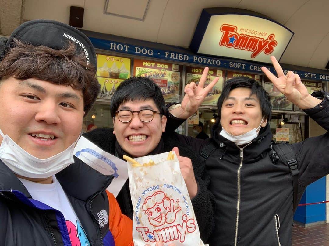 池田真一のインスタグラム：「極ライブありがとうございました！  今日はお昼に矢野レノンとゴエモンのだいじゅ連れて僕の地元名谷行って来ました！パティオもトミーズも行ったよ！ トミーズのポテトことトミポテ美味すぎた！ 劇場の近くにできたら毎日食べるな！ 名谷出身の人多いから名谷ライブやりたいな！」