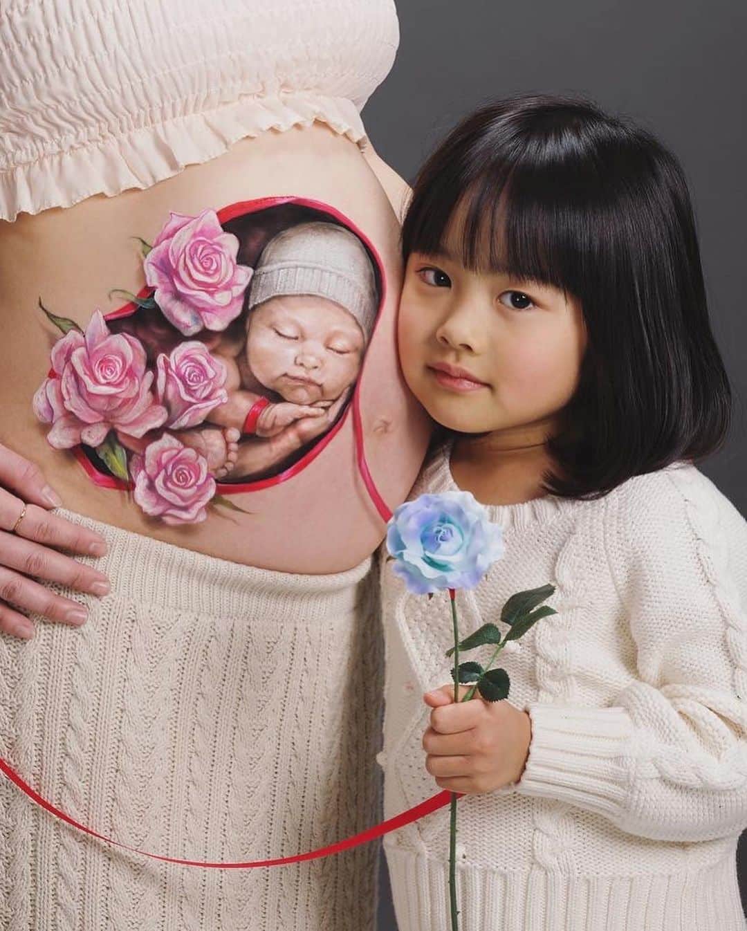 Amazing JIROさんのインスタグラム写真 - (Amazing JIROInstagram)「The baby who was inside her mother’s stomach, Umeko became 5 years old. Now, her little sister, Momoka is inside to be born soon.  5 years ago, when I was drawing blue roses on Umeko’s mother’s belly, Umeko reacted to the feeling of the brush by kicking her mother’s belly. She grew/grows up healthy, strong, and energetic.  This time too, I noticed her little sister moved a lot too while I was painting, so I’m very sure that she will grow up healthy too!  Body paint : #amazing_jiro Model : Izumi Ido @izu922matsuco / Umeko / Momoka Assistant : Yui Amano Photo : Youhei Kodama @kodamax_photo Studio : KAMEIDO STUDIO @kameidostudio.tokyo  #bodypaint #bodypainting #bellypainting #bellypaint #makeup #makeupart #mua #mualife #makeupartistworldwide #maternity #maternityphotography #maternityshoot #expecting #babyontheway #pregnant #preggers #belly #bump #babygirl #smile #rose #ボディペイント #ベリーペイント #マタニティ #マタニティフォト #マタニティライフ #妊娠 #妊婦 #薔薇」2月3日 22時03分 - amazing_jiro