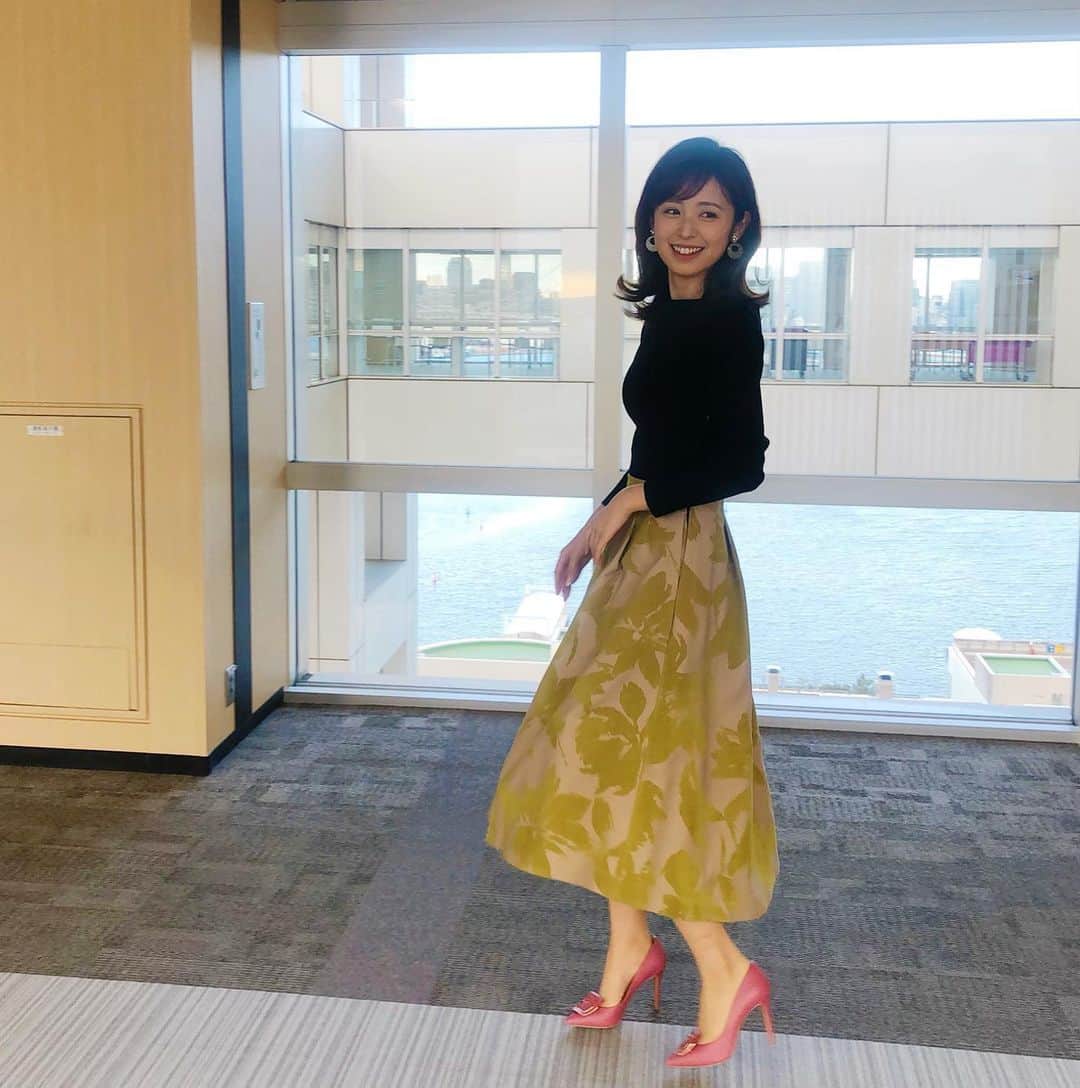 久慈暁子さんのインスタグラム写真 - (久慈暁子Instagram)「* ニットとスカートに 見えますが、 実はワンピースなんです🐝 * #衣装 #ニットワンピース #髪くるるん」2月3日 22時05分 - kuji_akiko