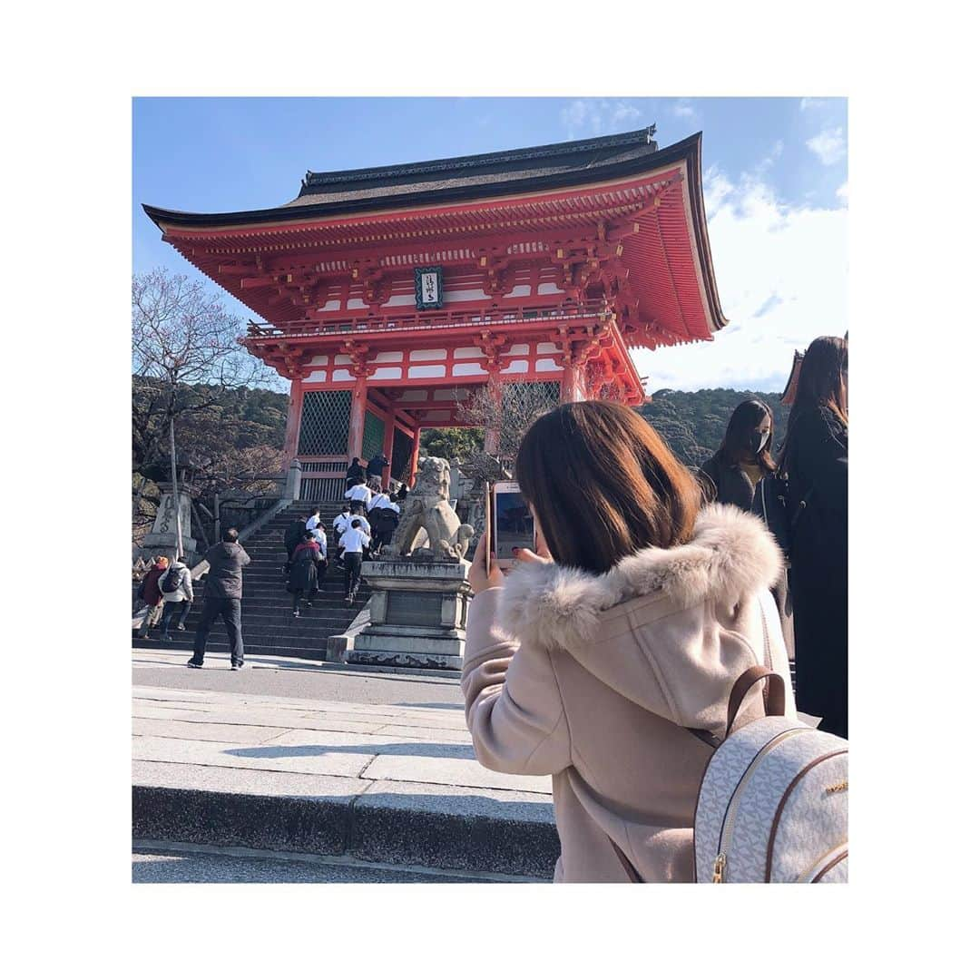 寺本明日香さんのインスタグラム写真 - (寺本明日香Instagram)「いつの日かの良き休日✨ in京都 清水寺～八坂神社～祇園～錦の方をお散歩🎶 八坂神社、人多くて、何事？と思って、人の流れにのって、節分イベント？やってきた😆引換にもらったのは薬用入浴剤でした😌 たくさんお参りして、たくさん写真撮って、おばんざいをいただきました🙏ついでに恋占いおみくじもやっといた❤️ 食べたかったものたくさん、というか色々終わったら、全てを食べ尽くす😋、、色々終わったらね💪  Great Holiday of one day...I went to Kyoto, walked around the city....🎶I changed energy by enjoying💪」2月3日 22時05分 - teramoto_asuka