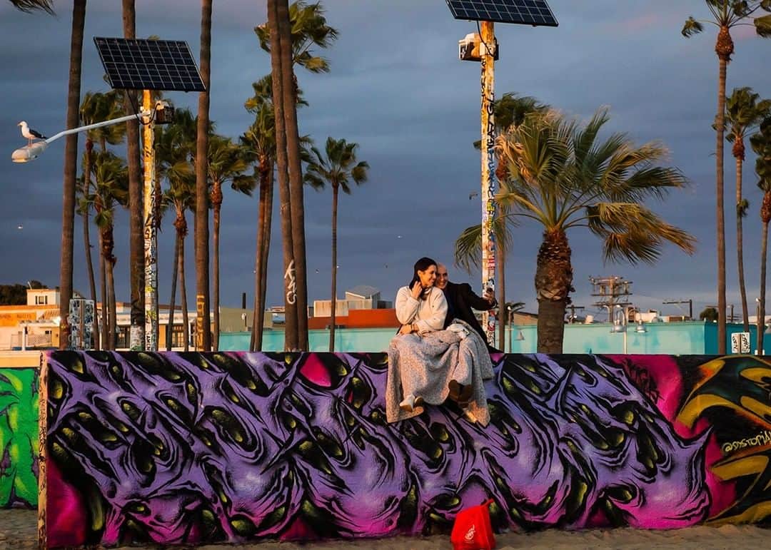 National Geographic Travelさんのインスタグラム写真 - (National Geographic TravelInstagram)「Photo by @dina_litovsky. A couple takes a selfie at sunset on Venice Beach in Los Angeles.  For more images, follow me @dina_litovsky.」2月3日 22時08分 - natgeotravel