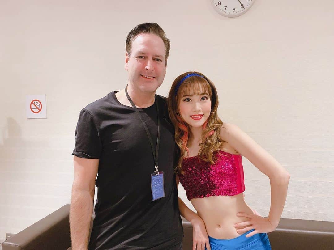 菜々香のインスタグラム：「Chess the musical 演出、振り付けをしてくださったニック。 彼の振り付けが私はとっても好き✨ 一つ一つに物語があって、 感情移入しやすくて。 女性をとっても綺麗に見せてくれる振り付けがあるんだけど、本当にテンションが上がります。毎日エキサイト🌈‼️ 彼はいつも私達を信じてくれました。 ニックは今日帰国したので 昨日はラストデイ😭 またいつか会えるように 頑張ろう✨ 最後の日までキャストみんなで駆け抜けます✨♟ Thank you Nick.  #nickwinston#chess#chessthemusical#musical#instananaka#菜々香」