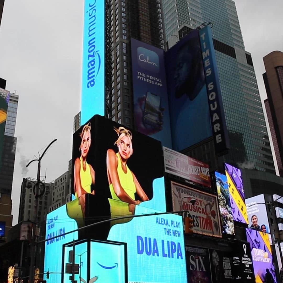 のインスタグラム：「【Dua Lipa】 ニューヨークのタイムズスクエアでデュア・リパ発見‼️ ✨ デュアの最新曲「フィジカル」の広告が大きいスクリーンで表示されています😆 ✨ 彼女は「 @amazonmusic @amazonmusicuk 、とても感謝しているわ！そして、「フィジカル」を聴いてくれたみんな、本当にありがとう！」とコメント💖 #dualipa #futurenostalgia #physical #デュアリパ #フューチャーノスタルジア #フィジカル #新曲 #ニューヨーク #洋楽」