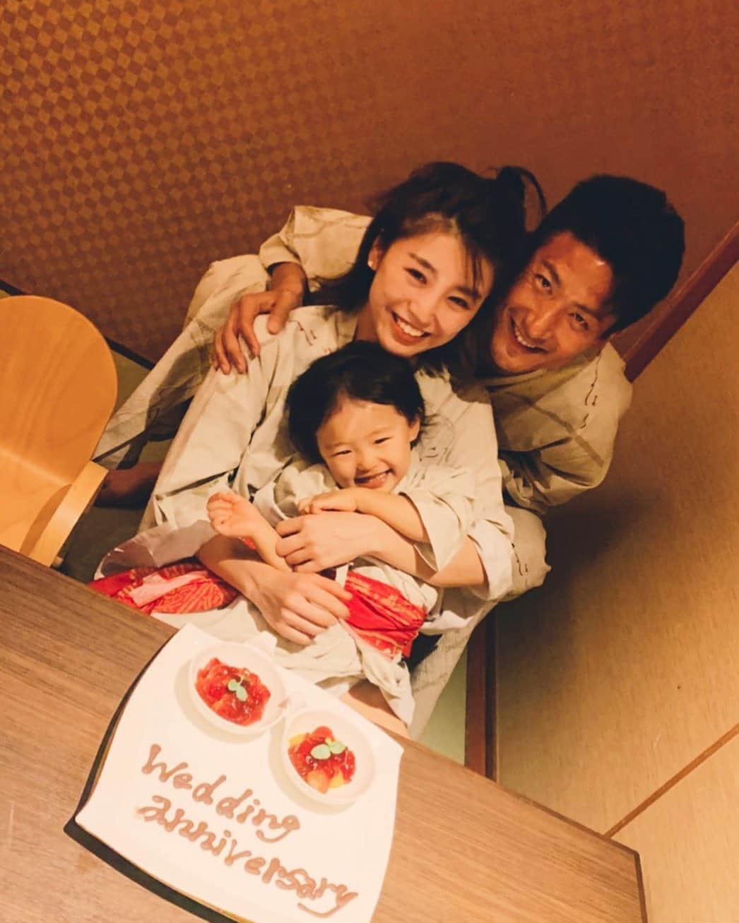 都倉賢のインスタグラム：「キャンプでバタバタしてて先送りしちゃったけどようやく結婚記念日お祝い出来ました🥂  これからも家族力を合わせていきましょう👍」