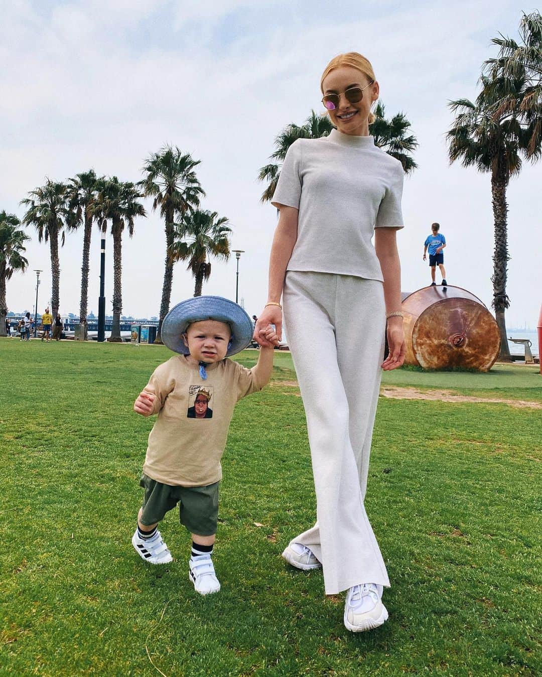 リアノン・ランゲラック（ミッチェル・ランゲラックの妻）のインスタグラム：「Lunch dates with my baby 🌴😎」