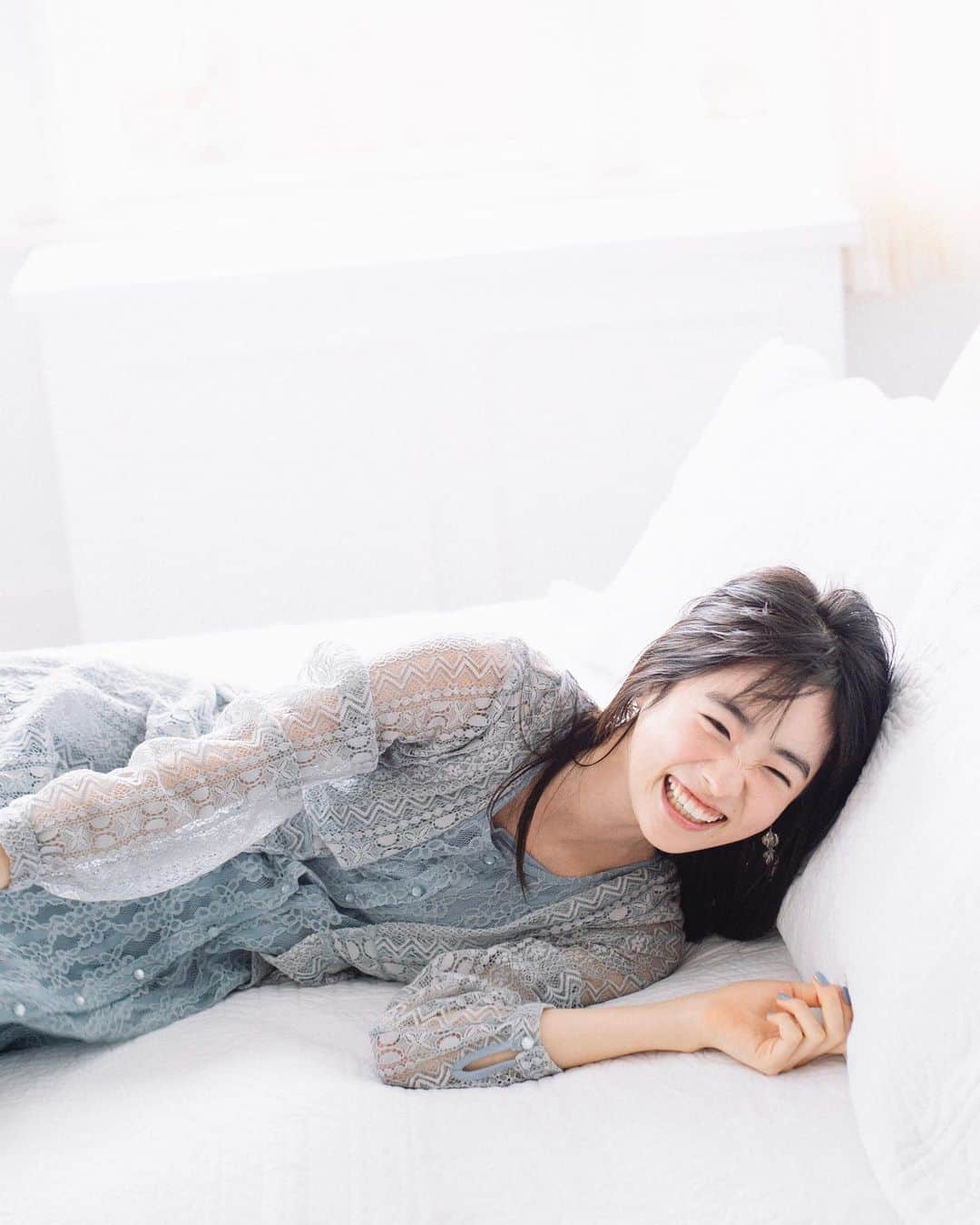 花盛友里のインスタグラム：「高橋ひかるちゃん　 @ray.magazine  かわいすぎいい子すぎ！ クリスマスの頃の撮影だったからみんなにクリスマスのプチお菓子包んできてくれたんだよー、泣けるうう。 また会いたいなぁ。」