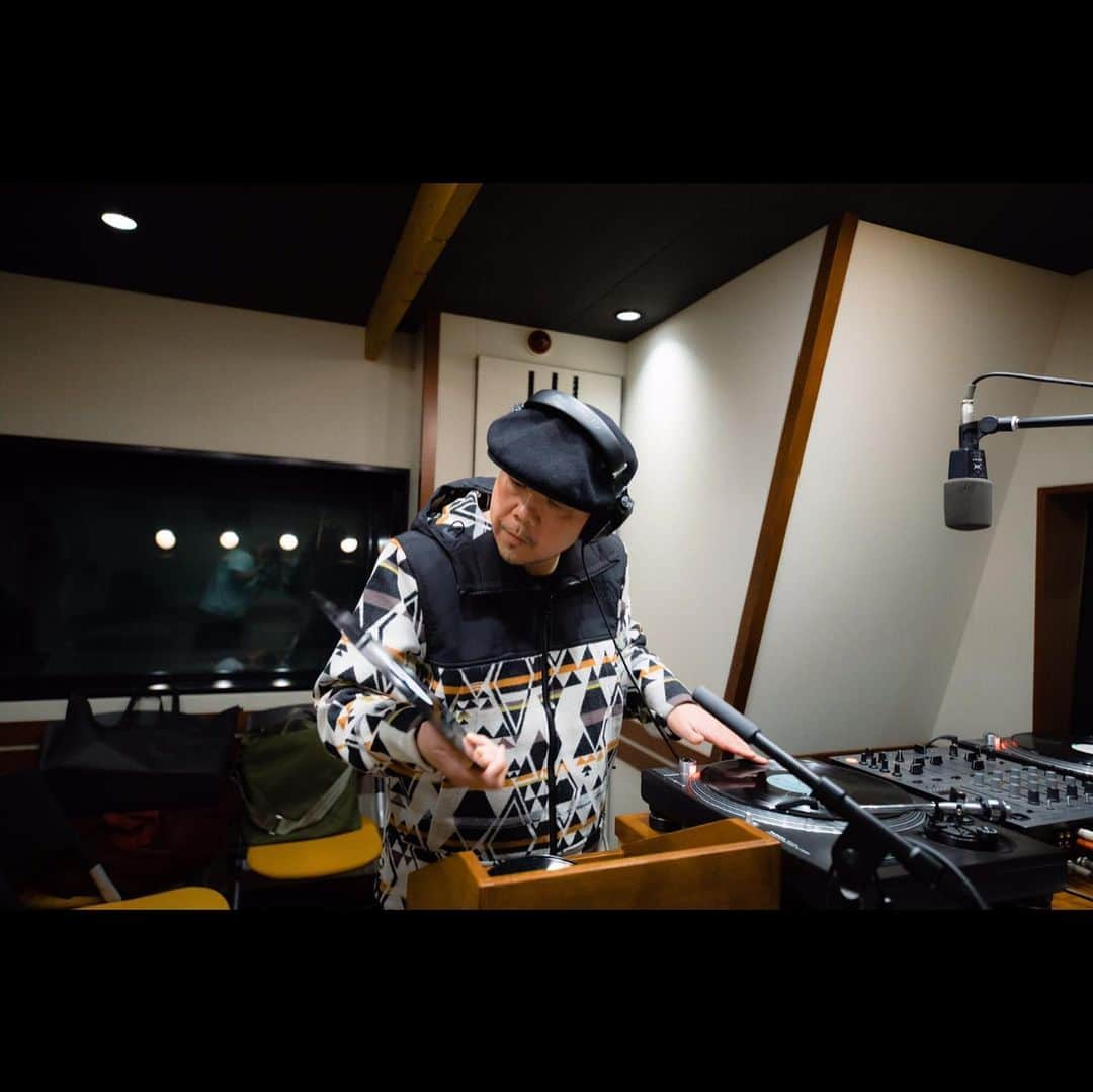 MUROさんのインスタグラム写真 - (MUROInstagram)「おはようございます〜☀️ 明日のTFMでの【KING OF DIGGIN’】は、2月5日にめでたく50歳の誕生日を迎える Bobby BrownのMIXをお届け致しマス♪ 今週も水曜日の深夜1時半からの30分間、レコードの音でノンストップの『音の旅』に是非お付き合いください♪ ✈️ @tokyofmofficial  @king_of_diggin  @opec_hit  @junyashimizu  @lililililililillil  @seishiromorikawa  @m.o.tr  @habari_wood  Photo by @murakenphoto  @uprisemarket  #20200205 #tfm_kod  #hbd🎂 #bobbybrown  #birthdaymix」2月4日 8時00分 - dj_muro