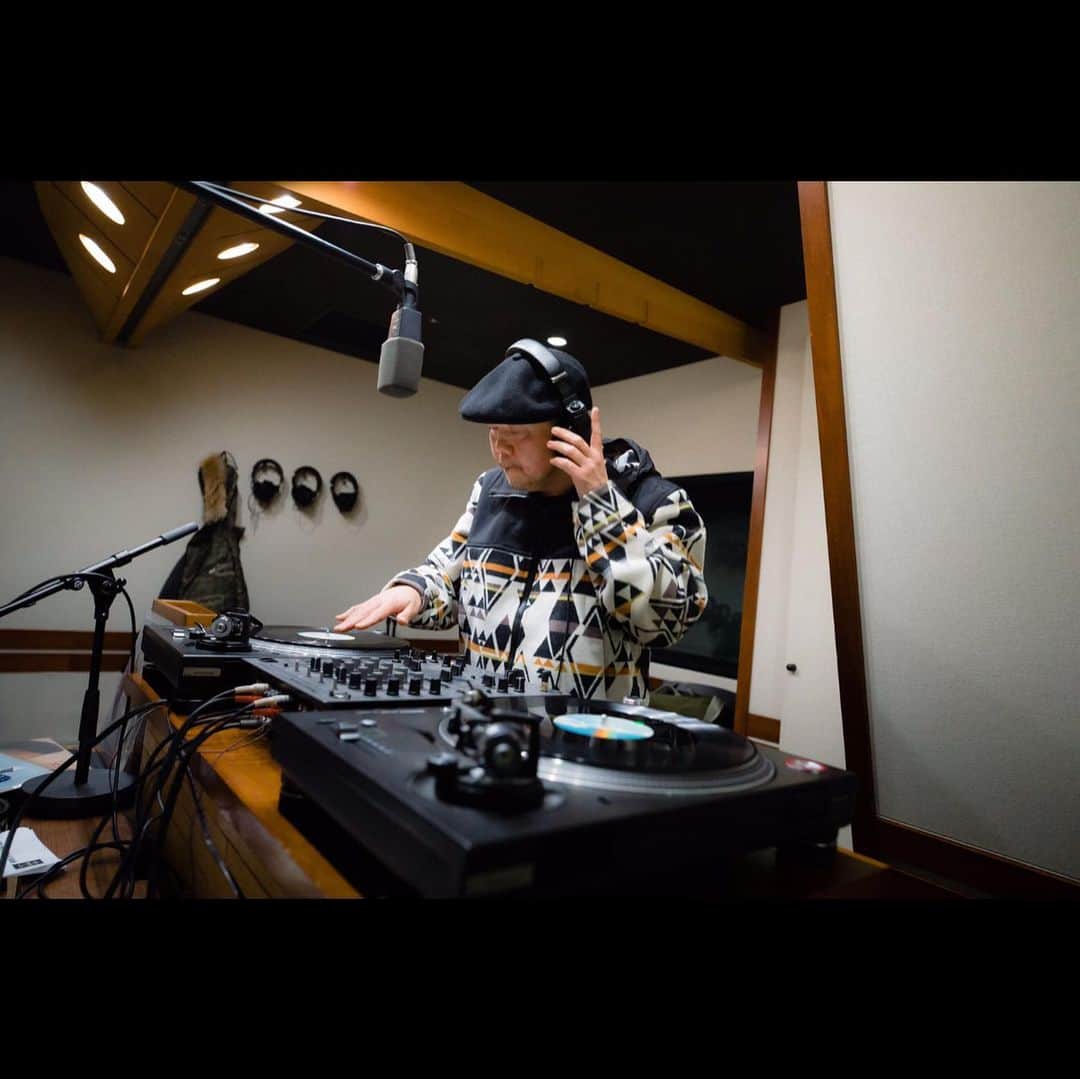 MUROさんのインスタグラム写真 - (MUROInstagram)「おはようございます〜☀️ 明日のTFMでの【KING OF DIGGIN’】は、2月5日にめでたく50歳の誕生日を迎える Bobby BrownのMIXをお届け致しマス♪ 今週も水曜日の深夜1時半からの30分間、レコードの音でノンストップの『音の旅』に是非お付き合いください♪ ✈️ @tokyofmofficial  @king_of_diggin  @opec_hit  @junyashimizu  @lililililililillil  @seishiromorikawa  @m.o.tr  @habari_wood  Photo by @murakenphoto  @uprisemarket  #20200205 #tfm_kod  #hbd🎂 #bobbybrown  #birthdaymix」2月4日 8時00分 - dj_muro