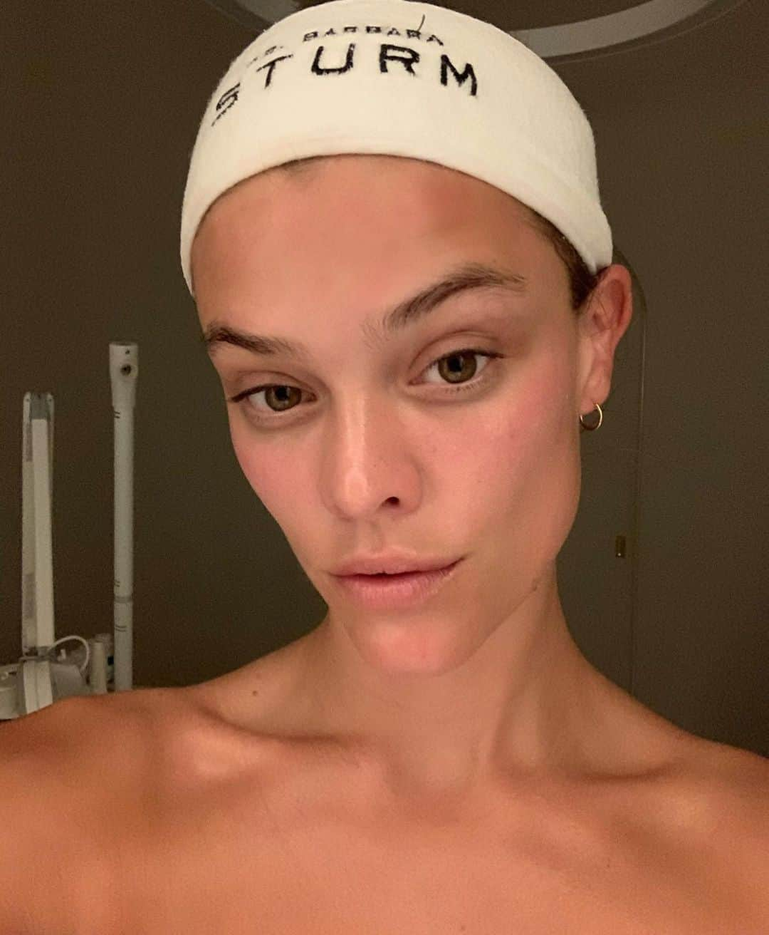 ニーナ・アグダルさんのインスタグラム写真 - (ニーナ・アグダルInstagram)「Finally got a chance to experience the @drbarbarasturm hype and tried their anti-aging facial, and holy mackerel was it amazing.. (iykyk) In the words of Tammy “don’t forget to splurge”👌 #nofilterneeded」2月4日 8時14分 - ninaagdal