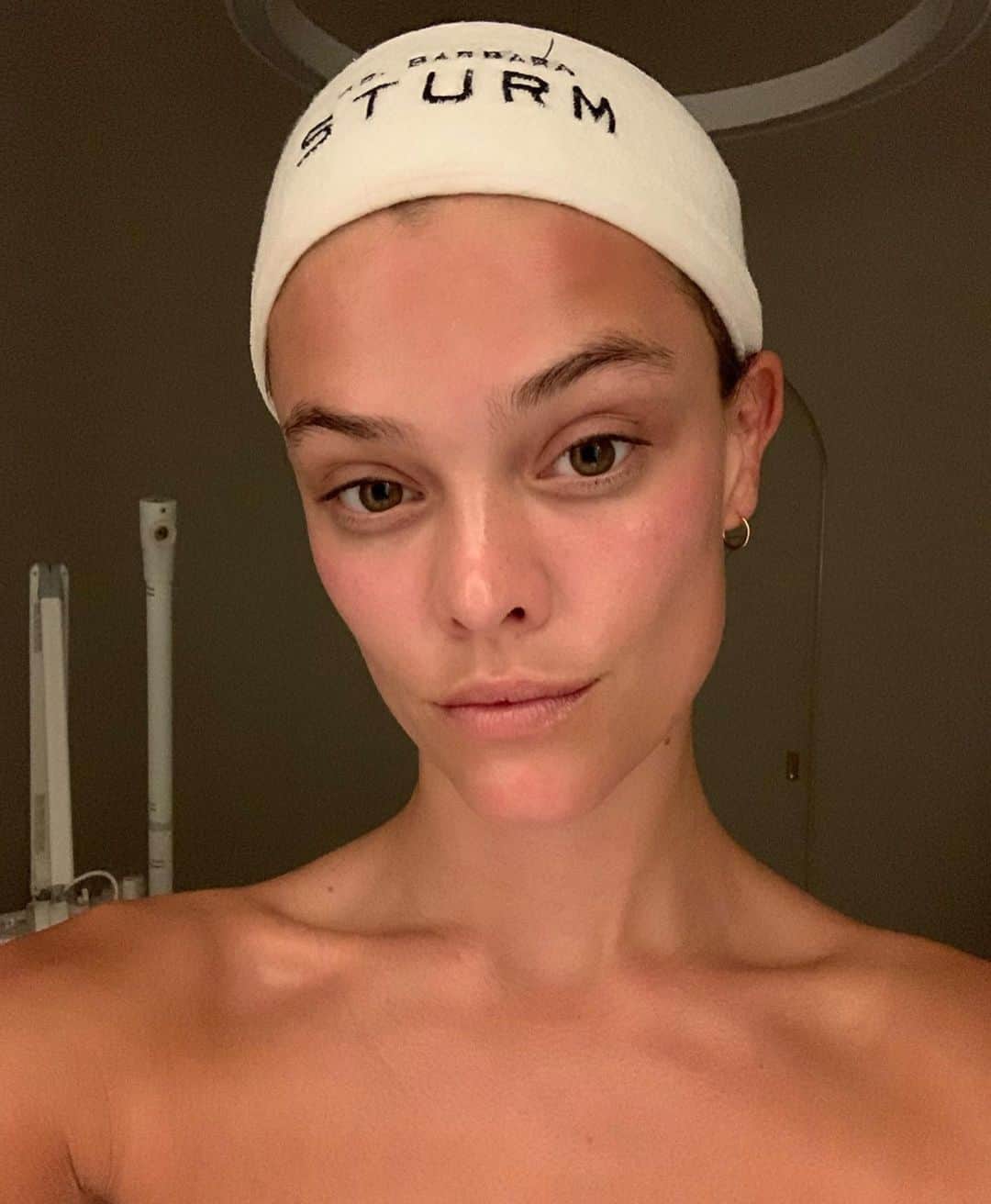 ニーナ・アグダルのインスタグラム：「Finally got a chance to experience the @drbarbarasturm hype and tried their anti-aging facial, and holy mackerel was it amazing.. (iykyk) In the words of Tammy “don’t forget to splurge”👌 #nofilterneeded」