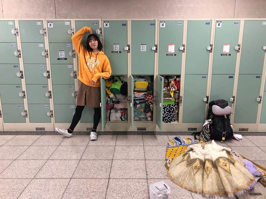 須田亜香里さんのインスタグラム写真 - (須田亜香里Instagram)「. . #名古屋行き最終列車 #コインロッカー 編 盛り上げてくださった皆様、本当にありがとうございました！ 珍しく写真ほぼほぼ載せました。ふう。 . もしもSKE48に入ってなかったらのストーリー。 がっつり事前アンケートに面談？を重ねて出来上がった台本に感動しました。 これ！私っぽい！ってなった(笑) 他のメンバーも、わー！この言葉言ってそう！ってのが台本の文字の段階から面白かったな。 . よく見ると台本の表紙にはそれぞれのモチーフが印刷してあるの。 私はキャバ嬢のドレスや、バレエのトゥシューズ。 . にしてもドラマでこんなにセリフあったの初めて。 グループでドラマ撮るとセリフ一つあるかないかが普通だった私にこんな日が来るなんてね。びっくりです。 . 10行の長ゼリフ見た瞬間、覚えられるの？って焦りしかなかったけど、NGもしっかり出したけど(笑) 優しいスタッフの皆様に助けられながら、作品に携われて本当に幸せでした。 皆でドラマ作るっていう、楽しさや温かさを目一杯感じて、また一つ、一人の人間として経験できたという自信をいただきました。 . SKEからは松井玲奈さんが長年走らせ続けてくれたドラマ。 本当に感謝しています。 ファンも多いこの作品だからこそのプレッシャーもあったけど ぜひ！これからもSKEでこの列車を走らせるための線路を作って精一杯走らせていきたい！ . 次のシーズンは誰が出演かな？ それが私でも他のメンバーでも、先に繋がるなら、皆が幸せなら、私は幸せだよ！ . . メ〜テレで観られなかった皆も… 2月4日〜 #dtvチャンネル 2月19日〜 #テレビ神奈川 2月23日〜 #ひかりtvチャンネル4k まだチャンスあるよ！ @nagoyayuki2019 .」2月4日 8時18分 - akarisuda