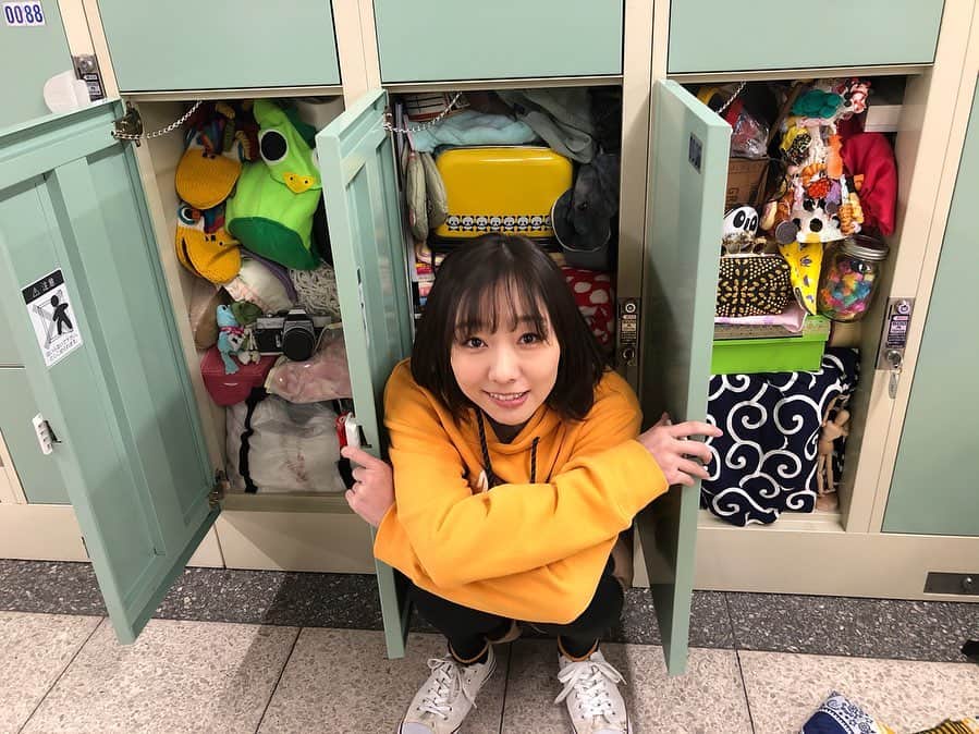 須田亜香里さんのインスタグラム写真 - (須田亜香里Instagram)「. . #名古屋行き最終列車 #コインロッカー 編 盛り上げてくださった皆様、本当にありがとうございました！ 珍しく写真ほぼほぼ載せました。ふう。 . もしもSKE48に入ってなかったらのストーリー。 がっつり事前アンケートに面談？を重ねて出来上がった台本に感動しました。 これ！私っぽい！ってなった(笑) 他のメンバーも、わー！この言葉言ってそう！ってのが台本の文字の段階から面白かったな。 . よく見ると台本の表紙にはそれぞれのモチーフが印刷してあるの。 私はキャバ嬢のドレスや、バレエのトゥシューズ。 . にしてもドラマでこんなにセリフあったの初めて。 グループでドラマ撮るとセリフ一つあるかないかが普通だった私にこんな日が来るなんてね。びっくりです。 . 10行の長ゼリフ見た瞬間、覚えられるの？って焦りしかなかったけど、NGもしっかり出したけど(笑) 優しいスタッフの皆様に助けられながら、作品に携われて本当に幸せでした。 皆でドラマ作るっていう、楽しさや温かさを目一杯感じて、また一つ、一人の人間として経験できたという自信をいただきました。 . SKEからは松井玲奈さんが長年走らせ続けてくれたドラマ。 本当に感謝しています。 ファンも多いこの作品だからこそのプレッシャーもあったけど ぜひ！これからもSKEでこの列車を走らせるための線路を作って精一杯走らせていきたい！ . 次のシーズンは誰が出演かな？ それが私でも他のメンバーでも、先に繋がるなら、皆が幸せなら、私は幸せだよ！ . . メ〜テレで観られなかった皆も… 2月4日〜 #dtvチャンネル 2月19日〜 #テレビ神奈川 2月23日〜 #ひかりtvチャンネル4k まだチャンスあるよ！ @nagoyayuki2019 .」2月4日 8時18分 - akarisuda