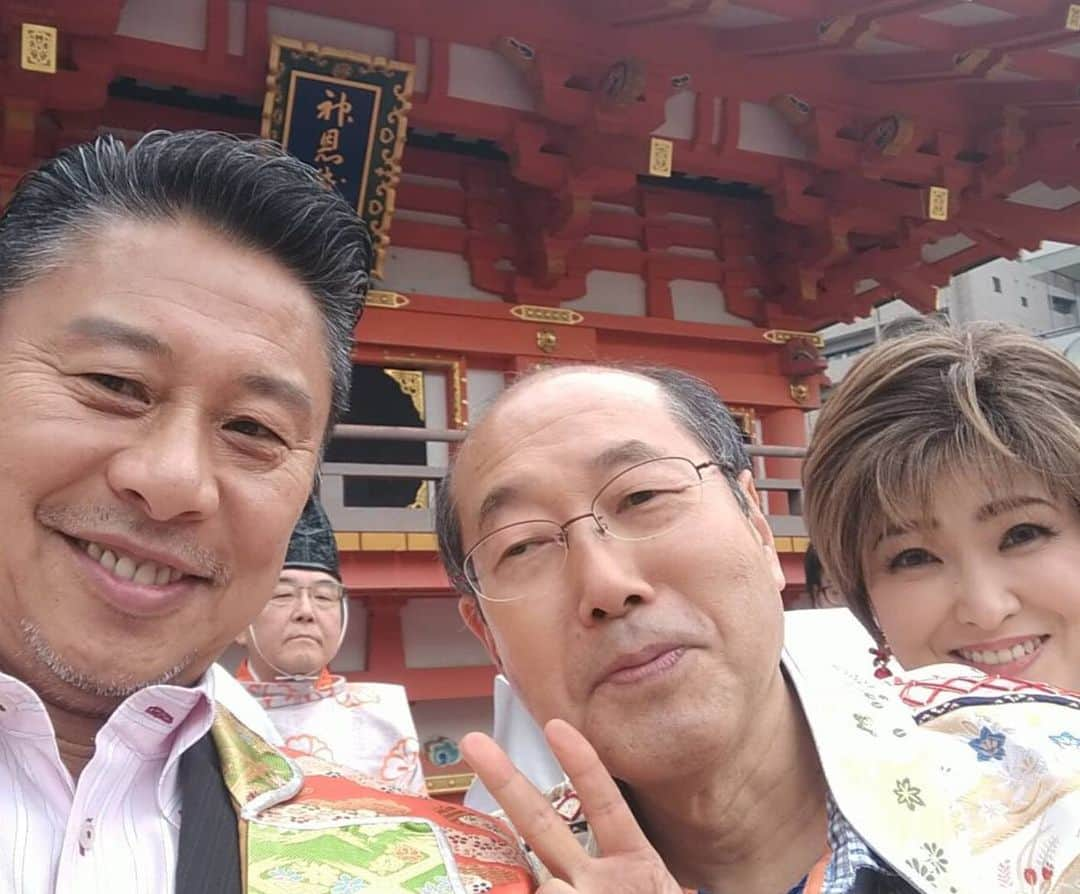 モモコさんのインスタグラム写真 - (モモコInstagram)「毎年恒例、生田神社に豆まきに行きました！ 八方師匠と松村くんや木本くんなどなど久々に会いました😊 子供達は、「パパと写真を撮ったん、桐谷さんやん！！」と、大人気でした（笑） 皆様に福が来ますように💕  #ハイヒールモモコ #👠 #👠🍑 #CHANEL #シャネラー #グルメ #月亭八方 師匠 #松村邦洋 くん #木本武宏 くん #マダムシンコ さん #桐谷さん #生田神社 #節分 #豆まき」2月4日 8時31分 - highheel_momoko