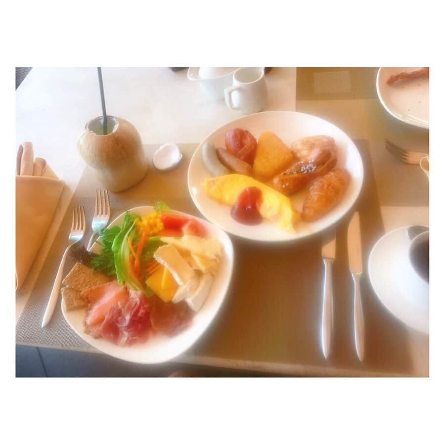 有馬奈那さんのインスタグラム写真 - (有馬奈那Instagram)「breakfast🍓✨ . . . #モデル #model #薬学部 #pharmacystudent #女子大生 #グラビアアイドル #旅行 #海外旅行 #trip #travel #シンガポール旅行 #singaporetravel #シンガポール #singapore #セントーサ島 #sentosaisland #カペラホテル #capellahotel #プール #pool #breakfast #fruits #japanesegirl #タビジョ #throwback #時差投稿 #좋아요 #instagood #フォロワー募集中 #有馬奈那」2月4日 8時30分 - nana_arima