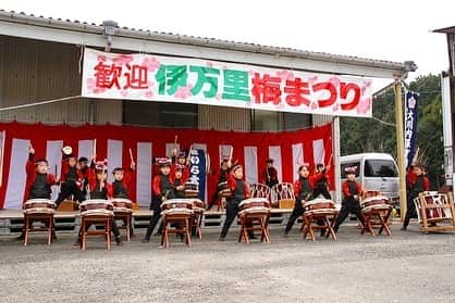 さが農村さんのインスタグラム写真 - (さが農村Instagram)「. 春を感じに出かけてみませんか。 西九州一の大梅園で春の訪れを告げる梅まつり！  2月16日（日）佐賀県伊万里市の伊万里梅園にて 「第17回伊万里梅まつり」が開催されます！  梅のほのかな香り漂う大梅園。 敷地内の高台からは広大な梅園と伊万里市街を見渡すことができます。また、園内では梅の種飛ばし大会やお楽しみ抽選会など楽しいイベントの他、軽食コーナーや農産物の直売などもありますよ♪ ご家族、お友達でぜひ足を運んでみてくださいね♪ . . ＝＝＝＝＝＝＝＝＝＝＝＝＝ ■第17回伊万里梅まつり ■日時：令和2年2月16日（日）10:00～15:00 ■場所：伊万里梅園（藤ノ尾） ※小雨の場合は決行、雨天の場合は中止 ■問合せ先 ＪＡ伊万里　営農畜産部 伊万里市立花町1290-1 TEL:0955-23-5560 ＝＝＝＝＝＝＝＝＝＝＝＝＝ . . #さが農村#佐賀産#佐賀#サガ#saga#伊万里市#伊万里梅まつり#伊万里梅園」2月4日 8時30分 - saganouson