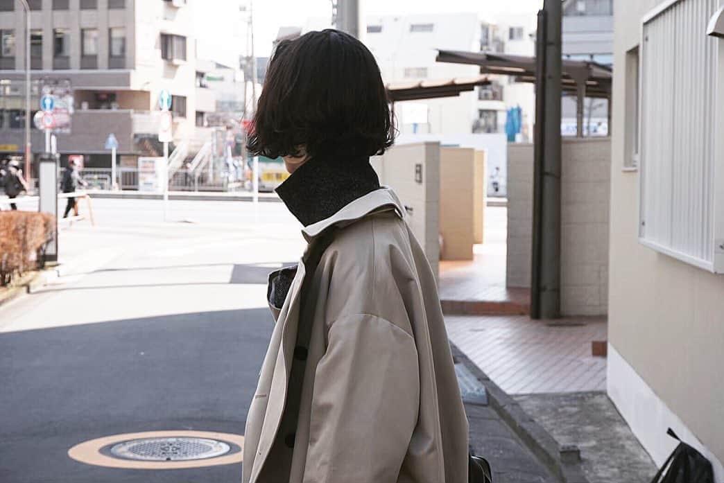 のインスタグラム：「ずっと新鮮に素敵なトレンチ @aton_tokyo  おばあちゃんになっても着たい。」