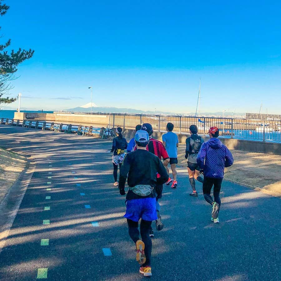 土屋香織さんのインスタグラム写真 - (土屋香織Instagram)「🏃‍♀️ Long run 20.21km𖤐𖤐𖤐 2020にしようとして失敗笑 海外みたいでしょー⸜(๑⃙⃘’ᵕ’๑⃙⃘)⸝⋆︎*稲毛の浜。 オーストラリアのアルバニーの砂が 敷き詰められてるんです🇦🇺 . 今月も1周5kmのぐるぐるロング走 ないとうさんありがとうございまーす♪ 1週目はみんなで一緒に🏃‍♂️🏃‍♀️🏃‍♂️ 前日の強風も収まり ぴっかぴかのお天気だった土曜日。 富士山もくっきりでした🗻 . 2週目から5:30前後のペース組と 4分台ペース組と分かれてぐるぐる走🏃‍♂️🏃‍♀️ みんな大会ですごい記録出したり表彰台乗ったり 大会明けで3分・4分台で30km走とか さらには途中 私たちを１周追い越していった方もいて( ˙◊︎˙◞︎)◞︎ もーやばすぎるでしょ😎 ほんと色々ともう凄すぎて変態っぷりに興奮しました笑笑 . いつもいっぱい褒めて伸ばしてくれて またやる気スイッチ押してくれました。←褒められて伸びる子 みんなとっても優しい⸜(๑⃙⃘’ᵕ’๑⃙⃘)⸝⋆︎* . 今週もまた走る予定あるので この日は控えめに20kmで終了しときました♡ みんながいないとこの距離走れません。 いつもありがとー❣️ . @mizunojp の マルチポケットのランパンが便利すぎて 走る時これしか履いてません。 黒も買い足したいし ベージュとかも作って欲しいなぁ♡ . . . #名古屋ウィメンズマラソン2020 #名古屋ウィメンズマラソン #とくしまマラソン #箱根ランフェス #リセラ公式アンバサダー #igランガールズ #ランガール #instarunners #ランニング女子 #ハシリマスタグラム #positivevibes #ハシリマシタグラム #マラソン女子 #ig千葉ランナーズ #ランニングママ #ぜんぶカラダなんだ #garmin #ガーミン #fenix6s #cwx #nikerunning #mizuno #asics #nike #スニーカー好きな人と繋がりたい #ミズノマルチポケットパンツ #稲毛の浜 #千葉 #走るの好きな人と繋がりたい #ランナーさんと繋がりたい」2月4日 8時58分 - kaorintsuchiya