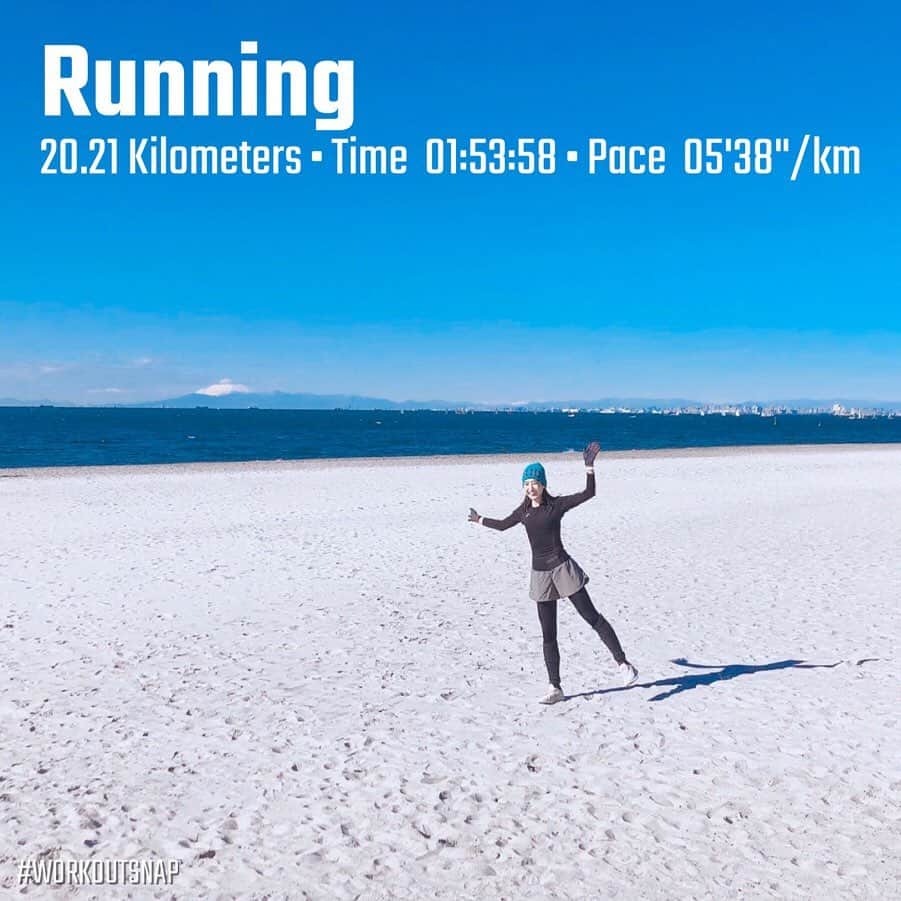 土屋香織さんのインスタグラム写真 - (土屋香織Instagram)「🏃‍♀️ Long run 20.21km𖤐𖤐𖤐 2020にしようとして失敗笑 海外みたいでしょー⸜(๑⃙⃘’ᵕ’๑⃙⃘)⸝⋆︎*稲毛の浜。 オーストラリアのアルバニーの砂が 敷き詰められてるんです🇦🇺 . 今月も1周5kmのぐるぐるロング走 ないとうさんありがとうございまーす♪ 1週目はみんなで一緒に🏃‍♂️🏃‍♀️🏃‍♂️ 前日の強風も収まり ぴっかぴかのお天気だった土曜日。 富士山もくっきりでした🗻 . 2週目から5:30前後のペース組と 4分台ペース組と分かれてぐるぐる走🏃‍♂️🏃‍♀️ みんな大会ですごい記録出したり表彰台乗ったり 大会明けで3分・4分台で30km走とか さらには途中 私たちを１周追い越していった方もいて( ˙◊︎˙◞︎)◞︎ もーやばすぎるでしょ😎 ほんと色々ともう凄すぎて変態っぷりに興奮しました笑笑 . いつもいっぱい褒めて伸ばしてくれて またやる気スイッチ押してくれました。←褒められて伸びる子 みんなとっても優しい⸜(๑⃙⃘’ᵕ’๑⃙⃘)⸝⋆︎* . 今週もまた走る予定あるので この日は控えめに20kmで終了しときました♡ みんながいないとこの距離走れません。 いつもありがとー❣️ . @mizunojp の マルチポケットのランパンが便利すぎて 走る時これしか履いてません。 黒も買い足したいし ベージュとかも作って欲しいなぁ♡ . . . #名古屋ウィメンズマラソン2020 #名古屋ウィメンズマラソン #とくしまマラソン #箱根ランフェス #リセラ公式アンバサダー #igランガールズ #ランガール #instarunners #ランニング女子 #ハシリマスタグラム #positivevibes #ハシリマシタグラム #マラソン女子 #ig千葉ランナーズ #ランニングママ #ぜんぶカラダなんだ #garmin #ガーミン #fenix6s #cwx #nikerunning #mizuno #asics #nike #スニーカー好きな人と繋がりたい #ミズノマルチポケットパンツ #稲毛の浜 #千葉 #走るの好きな人と繋がりたい #ランナーさんと繋がりたい」2月4日 8時58分 - kaorintsuchiya