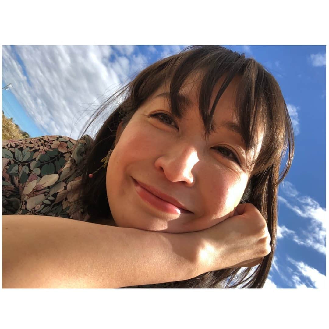 小野真弓さんのインスタグラム写真 - (小野真弓Instagram)「おはようございます🌞 今日も良い一日を〜╰(*´︶`*)╯♡ 毎日いいお天気で嬉しい✨ですが、、わんこと触れ合う度に静電気パチパチくん⚡️加湿器いのちー🙋‍♀️ #チワワ#ハナちゃん #チワマル#ハルくん #お日様大好き#青空#あさんぽ#ひなたぼっこ #ふわもこ犬#chihuahua #maltese #mixdog #dogstagram #doglover #たぬき顔一家#千葉暮らし あさんぽでドロドロのたぬきさんたち🐶🐶朝シャンしました🛁ハルくんはお顔もちょびっとチョキチョキ✂️ふわふわすっきり✨静電気からも開放✌️」2月4日 8時58分 - hanaharuaroi