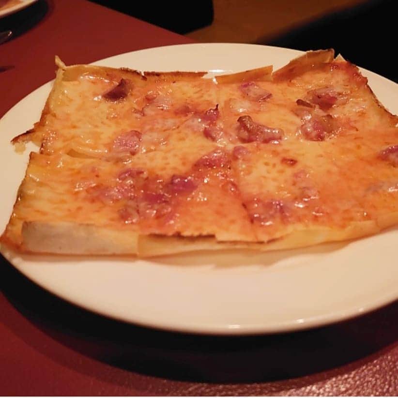 五十嵐一誠さんのインスタグラム写真 - (五十嵐一誠Instagram)「六本木で僕のお気に入りのお店を 紹介します  六本木交差点にある イタリアンレストラン 「シシリア」  ここのピザが僕は一番好きです 色々トッピングがあるけど 僕のイチオシは ベーコンビザ  めちゃめちゃ薄くてクリスピー パリパリっ、カリっ、 で何枚でも食べれちゃう  これと同じくらいオススメなのが 仔牛のチーズカツレツ  これもね、 いいんです  料理は全部美味しいんだけど ミートソースラザニアもいけますね  最近のイタリアンというより 昭和のイタリアン 洋食レストランに近いかも だから僕は好きなんです」2月4日 8時51分 - superdentist5