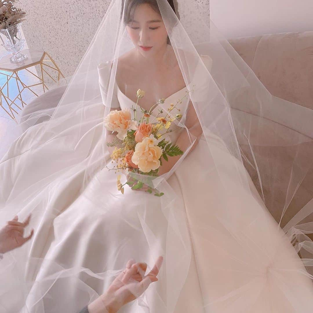 プレ花嫁の結婚式準備サイト marry【マリー】さんのインスタグラム写真 - (プレ花嫁の結婚式準備サイト marry【マリー】Instagram)「*﻿ ウェディングドレスで座ったところの﻿ 可愛い写真7枚pick up💎✨﻿ ﻿ ソファいっぱいにドレスを広げてみたり﻿ ベールの中でブーケを持ったり💐﻿ ﻿ ﻿ 「こんな写真残せたら最高💓」﻿ って思う可愛いウェディングフォトです🌷﻿ ﻿ ﻿ photo by @gmldi9066 * * * * marryは「世界中の可愛い」を集める﻿ ウェディングサイトです💎﻿ ﻿ サイト内には、﻿ 結婚式のアイデアを紹介する記事が1万以上✨﻿ 毎日朝6時と夕方5時に新着記事をUP✨﻿ @marryxoxo_wd の﻿ プロフィールURLからチェックできます💍﻿ ﻿ 特に人気の記事は﻿ @marryxoxo_id のアカウントでも﻿ 紹介しているので必見🌷﻿ ◌ ❁˚﻿ #ウェディングドレス#カラードレス#ウェディングフォト#花嫁フォト#結婚式写真#ブライダルフォト#サテンドレス#リボンドレス#チュールドレス#ホテル婚#大人婚#入籍#入籍しました#卒花嫁#大人花嫁#韓国ウェディング#韓国フォトウェディング#プレ花嫁#2020冬婚#2020春婚#2020夏婚#2020秋婚#2021冬婚#韓国ファッション#韓国前撮り#韓国ブランド」2月4日 8時56分 - marryxoxo_wd