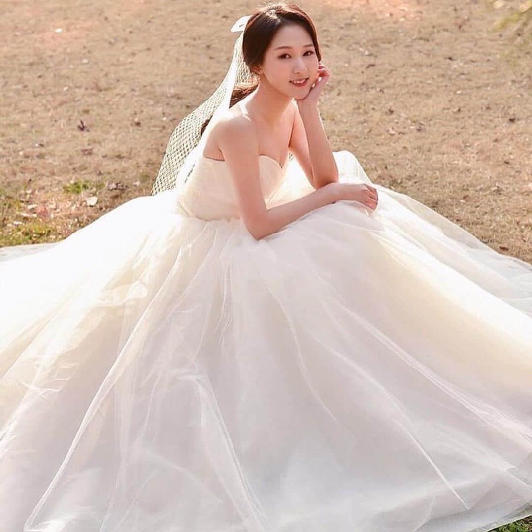 プレ花嫁の結婚式準備サイト marry【マリー】さんのインスタグラム写真 - (プレ花嫁の結婚式準備サイト marry【マリー】Instagram)「*﻿ ウェディングドレスで座ったところの﻿ 可愛い写真7枚pick up💎✨﻿ ﻿ ソファいっぱいにドレスを広げてみたり﻿ ベールの中でブーケを持ったり💐﻿ ﻿ ﻿ 「こんな写真残せたら最高💓」﻿ って思う可愛いウェディングフォトです🌷﻿ ﻿ ﻿ photo by @gmldi9066 * * * * marryは「世界中の可愛い」を集める﻿ ウェディングサイトです💎﻿ ﻿ サイト内には、﻿ 結婚式のアイデアを紹介する記事が1万以上✨﻿ 毎日朝6時と夕方5時に新着記事をUP✨﻿ @marryxoxo_wd の﻿ プロフィールURLからチェックできます💍﻿ ﻿ 特に人気の記事は﻿ @marryxoxo_id のアカウントでも﻿ 紹介しているので必見🌷﻿ ◌ ❁˚﻿ #ウェディングドレス#カラードレス#ウェディングフォト#花嫁フォト#結婚式写真#ブライダルフォト#サテンドレス#リボンドレス#チュールドレス#ホテル婚#大人婚#入籍#入籍しました#卒花嫁#大人花嫁#韓国ウェディング#韓国フォトウェディング#プレ花嫁#2020冬婚#2020春婚#2020夏婚#2020秋婚#2021冬婚#韓国ファッション#韓国前撮り#韓国ブランド」2月4日 8時56分 - marryxoxo_wd