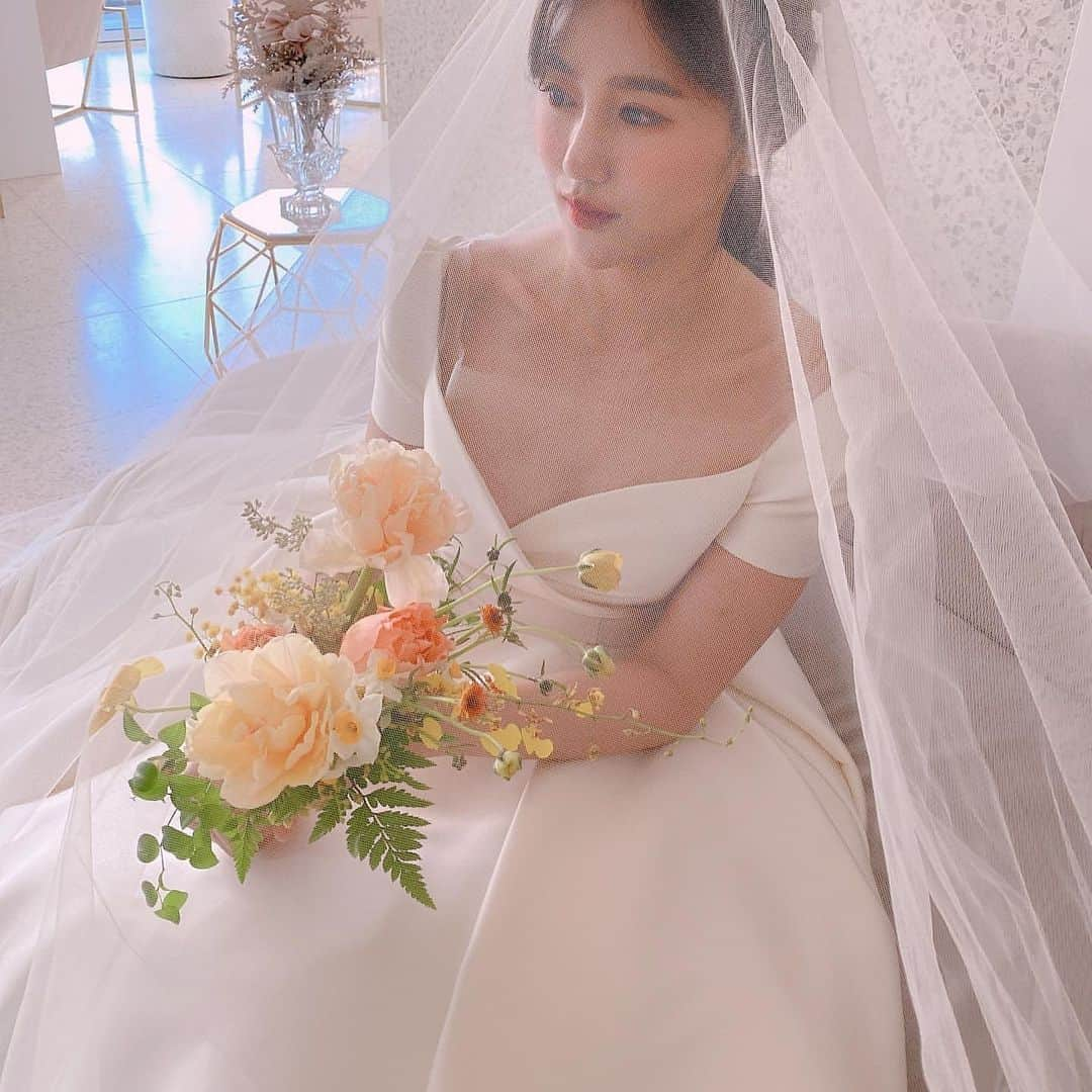 プレ花嫁の結婚式準備サイト marry【マリー】さんのインスタグラム写真 - (プレ花嫁の結婚式準備サイト marry【マリー】Instagram)「*﻿ ウェディングドレスで座ったところの﻿ 可愛い写真7枚pick up💎✨﻿ ﻿ ソファいっぱいにドレスを広げてみたり﻿ ベールの中でブーケを持ったり💐﻿ ﻿ ﻿ 「こんな写真残せたら最高💓」﻿ って思う可愛いウェディングフォトです🌷﻿ ﻿ ﻿ photo by @gmldi9066 * * * * marryは「世界中の可愛い」を集める﻿ ウェディングサイトです💎﻿ ﻿ サイト内には、﻿ 結婚式のアイデアを紹介する記事が1万以上✨﻿ 毎日朝6時と夕方5時に新着記事をUP✨﻿ @marryxoxo_wd の﻿ プロフィールURLからチェックできます💍﻿ ﻿ 特に人気の記事は﻿ @marryxoxo_id のアカウントでも﻿ 紹介しているので必見🌷﻿ ◌ ❁˚﻿ #ウェディングドレス#カラードレス#ウェディングフォト#花嫁フォト#結婚式写真#ブライダルフォト#サテンドレス#リボンドレス#チュールドレス#ホテル婚#大人婚#入籍#入籍しました#卒花嫁#大人花嫁#韓国ウェディング#韓国フォトウェディング#プレ花嫁#2020冬婚#2020春婚#2020夏婚#2020秋婚#2021冬婚#韓国ファッション#韓国前撮り#韓国ブランド」2月4日 8時56分 - marryxoxo_wd