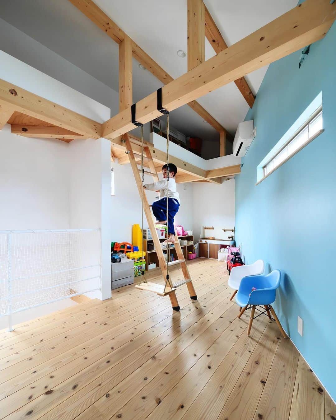 ソラマド香川のインスタグラム：「ワクワクする楽しい子供部屋。 ・ ・ --------------------------------------- ‐‐　★「ソラマドの家」資料請求はこちら ・ → @request.soramadokagawa ・ ‐‐　★もっと施工事例を見たい方はこちら ・ → @soramado_kagawa --------------------------------------- ・ ・ #ソラマド香川 ・ #子供部屋#子供部屋インテリア#自然素材#無垢床#マイホーム#新築#自由設計#シンプルな暮らし#自然光#暮らしを楽しむ#空間デザイン#soramado#ソラマド#家づくり#中庭のある家#カフェスタイル#自然素材#漆喰#自然素材の家#コートハウス#空#ウッドデッキ#注文住宅#中庭#おしゃれな家#ソラマドキッチン#設計事務所#センコー産業」
