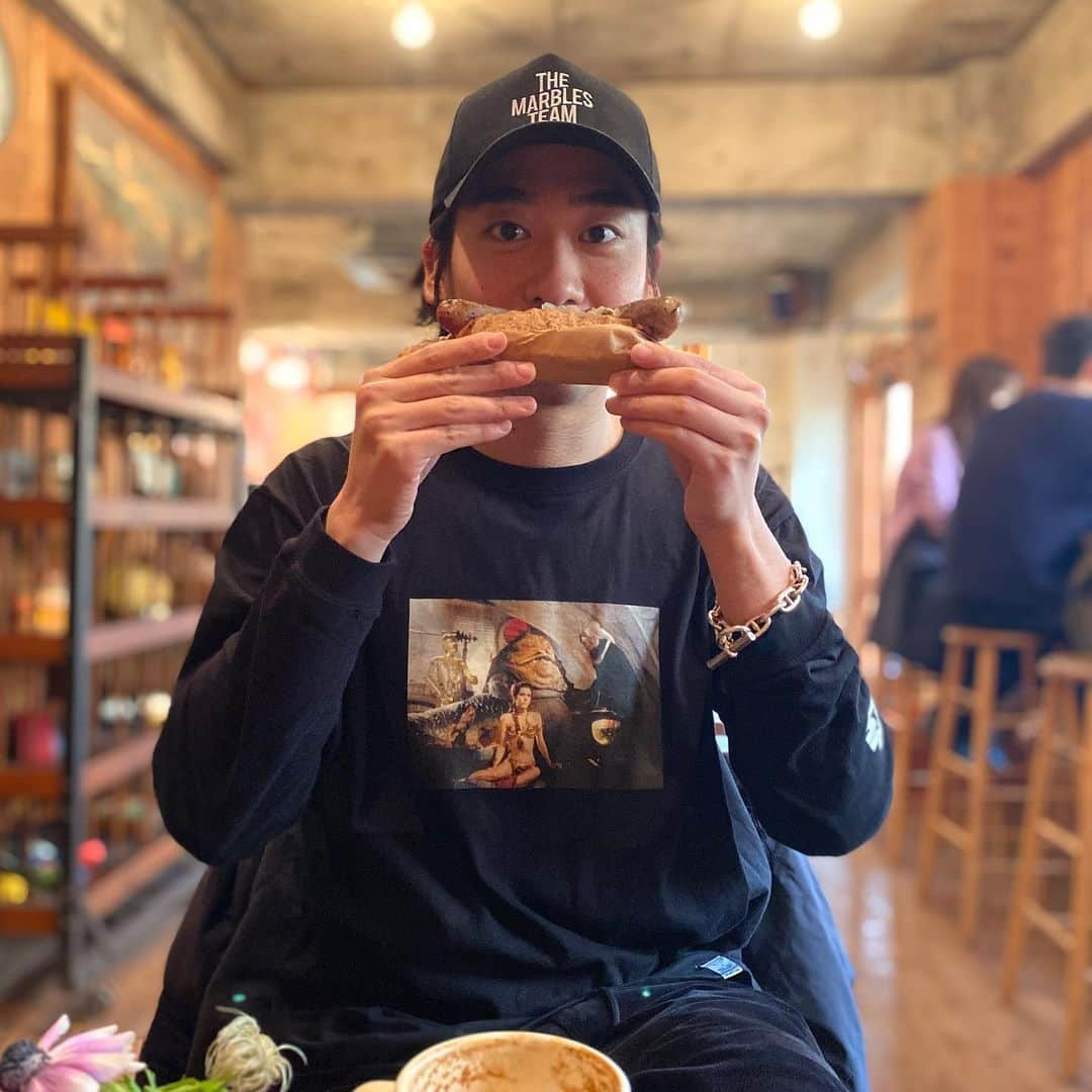 ダイキさんのインスタグラム写真 - (ダイキInstagram)「朝カフェ☕️ #ホットドッグおじさん」2月4日 9時01分 - daiki_sugiura0619