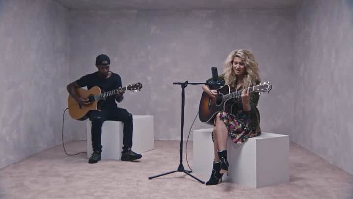 トーライ・ケリーのインスタグラム：「part 2 of my @vevo performance is here!! ☕️ “coffee” is still one my faves from the album and so happy to have been joined by the lovely @chrispayton7 on guitar!💕」