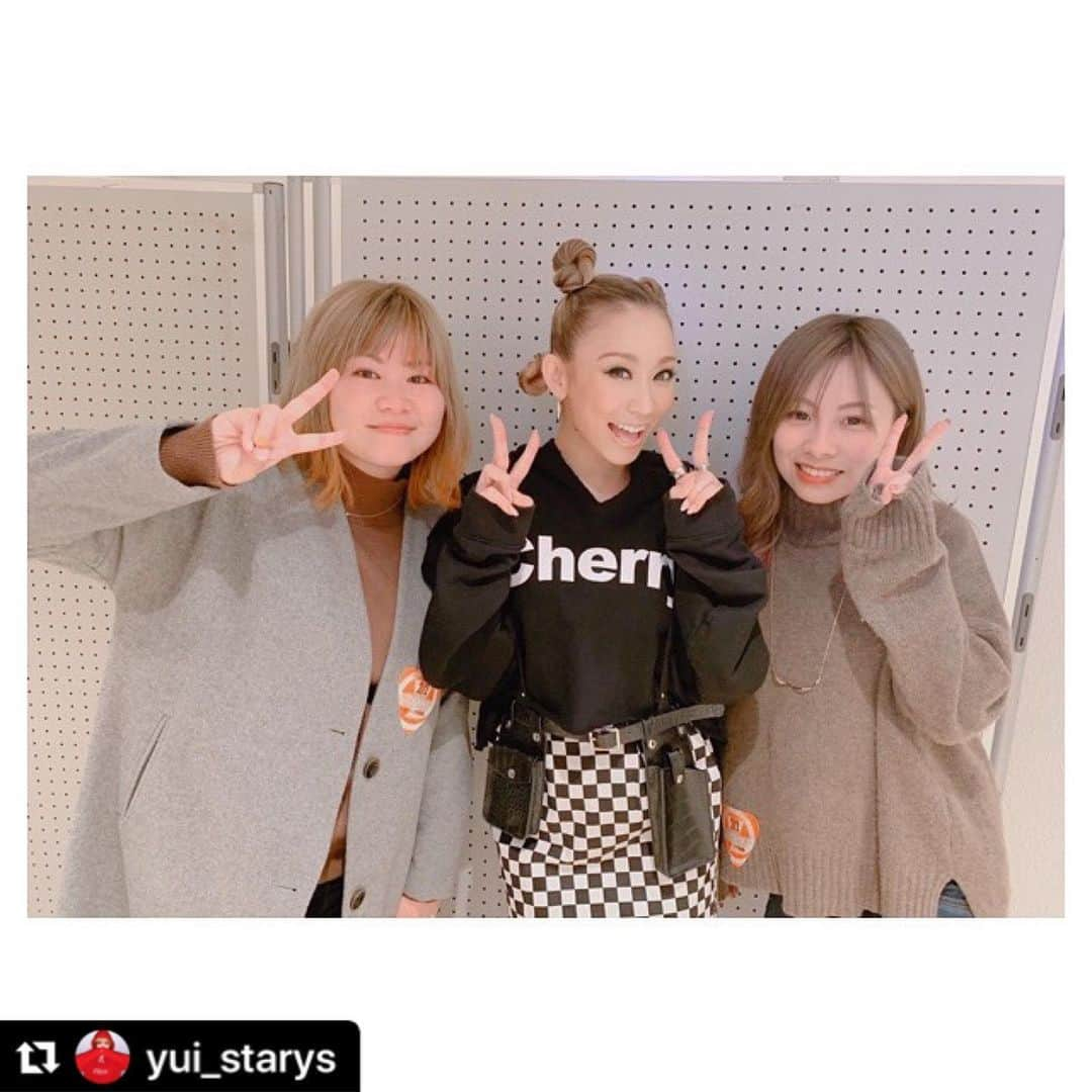 misoNosukeさんのインスタグラム写真 - (misoNosukeInstagram)「・ ・ YUIは 姉に話しながら涙し ・ RANは misonoに抱きつきながら泣き ・ そんな2人の姿に もらい泣きしそうになったわ… ・ ↓ ・ #Repost @yui_starys with @make_repost ・ 倖田來未さんのLiveに misonoさんがチケットをプレゼントして下さり 行かせて頂きました。  今まで何回かLiveに 行かせて頂きましたが re(Live)は本当に楽しかったです！  JAPONESQUE と Black Cherry どちらも見させて頂きました😖 昔のLiveを復刻させてるのですが 昔の歌もあり、中には大好きな歌まで🥺 歌で人を動かすことができると 改めて実感しました。 感動とかそんなレベルではない 感動以上の言葉が欲しいです。笑 かっこいい女性！ 自分を持ってる女性！ 尊敬すぎます。。。 ・  私のファンに作ってもらった特攻服にも 倖田來未さんの歌詞を刻んでたり 私の亡くなった家族が倖田來未さんの 大ファンだったり  misonoさんに良くして頂いてから ファンの方とも繋がれたり 倖田來未さんの歌には 本当に動かす力があると実感してます。  MCも毎回めちゃくちゃおもしろいです！ ｢選ばれる人間になろう｣そう言っていて 本当にその通りだと思います。 私の座右の銘にしたいなと思います。 スターリーズというYoutuberとして 活動していて、私たちも 選ばれる人間であり続けたいなと 心から思います。  だからこそ、misonoさんが 妹みたいに慕ってくれて いつも、｢私の妹ちゃん｣って ゆってくださる事も幸せです。  倖田來未さんに実際 会わせて頂き、いろいろなことを 伝えさせて頂きましたが 本当に当たり前ではないなと おもっています。 人生でこんな貴重な機会を 経験することができて幸せです。  ファンクラブにも入ってるので これからもLive行かせて頂きます！ DVDももちろん買います😌💗 ・ 倖田來未さん素晴らしい ステージをありがとうございます。  そしてmisonoさん お誘い頂きまして本当に ありがとうございます。  #starys #YouTube #youtuber #photo #star #osaka #スターリーズ #ユーチューブ #スターリーズゆい #倖田來未 さん #misono さん #relive  @kodakumi_official  @ran_starys @tomu_asbridge」2月4日 9時13分 - misono_koda_official