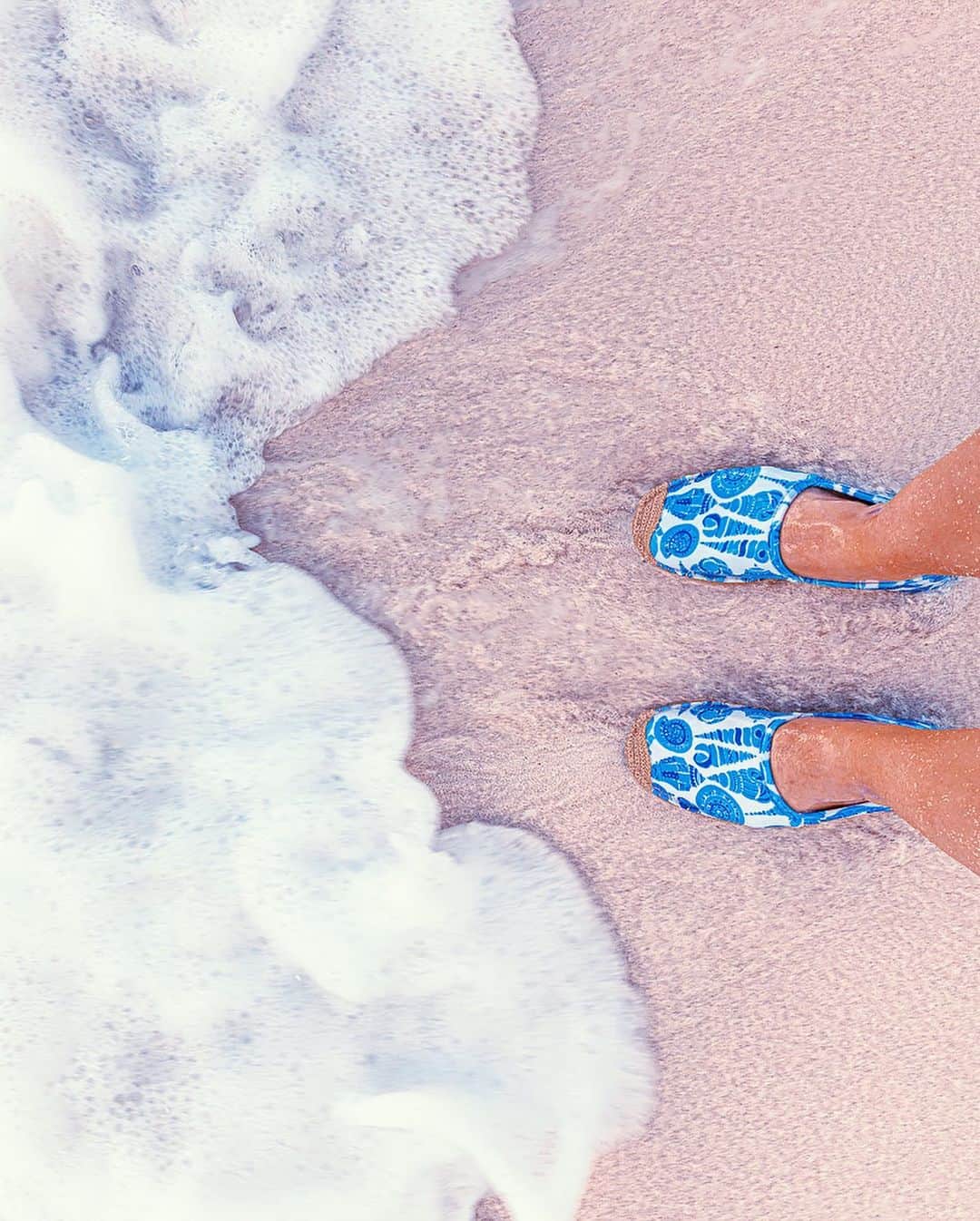 サシャ・カリスさんのインスタグラム写真 - (サシャ・カリスInstagram)「Soaking in the ocean views 💦 Wearing the perfect beach shoe @seastarbeachwear With rubber soles so I don’t slip on rocks, waterproof, and comfy + cute 💙🥰」2月4日 0時42分 - _bahamasgirl_