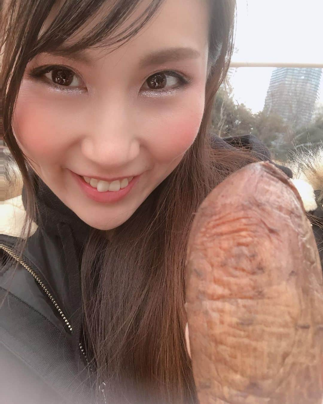 岡村真依さんのインスタグラム写真 - (岡村真依Instagram)「焼き芋〜🍠❤️ ・ 美味しかったぁ😍✨✨ ・ いろんな焼き芋🍠いっぱい食べる気満々で行ったけど1個しか無理だった🤣 ・ 芋ようかんとか💕いろいろ買って帰ったょー🙈❣️ ・ 割ってから写真撮ればよかった😆 ・ 特に2枚目、、、見えちゃいけないものに見えてしまった💦💦💦 ・ #焼き芋 #芋フェス #焼き芋テラス #やきいも #やきいもテラス #さつまいも #美容 #💋」2月4日 0時50分 - maimai_maai