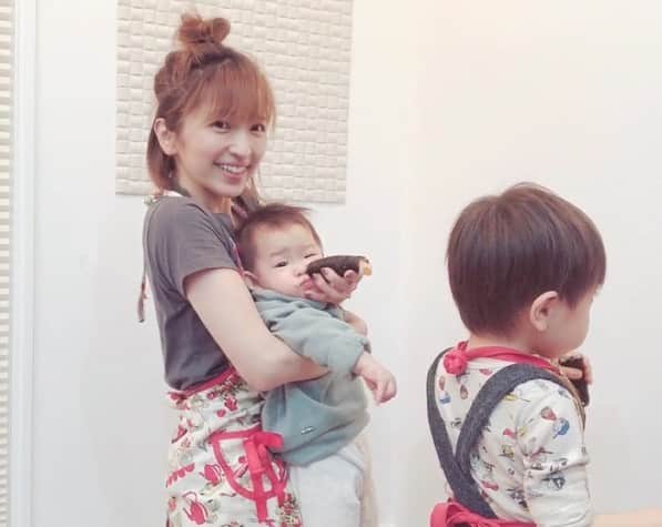 田中涼子のインスタグラム：「恵方巻きしてる横で、﻿ 鮭にマヨネーズやパン粉をつけて﻿ 焼いてるフライパンを見て﻿ ﻿ ぜ「なに焼いてるのー？」﻿ 涼「なにかな〜〜」﻿ ぜ「トリケラトプス🦖⁇」﻿ ﻿ ﻿ パン粉のゴツゴツがそう見えたかな？﻿ ﻿ 子どもの発想って面白いなぁ♡﻿ ﻿ ﻿ ﻿ #恵方巻き#節分﻿ #男の子ママ#女の子ママ#髪くしゃくしゃ」