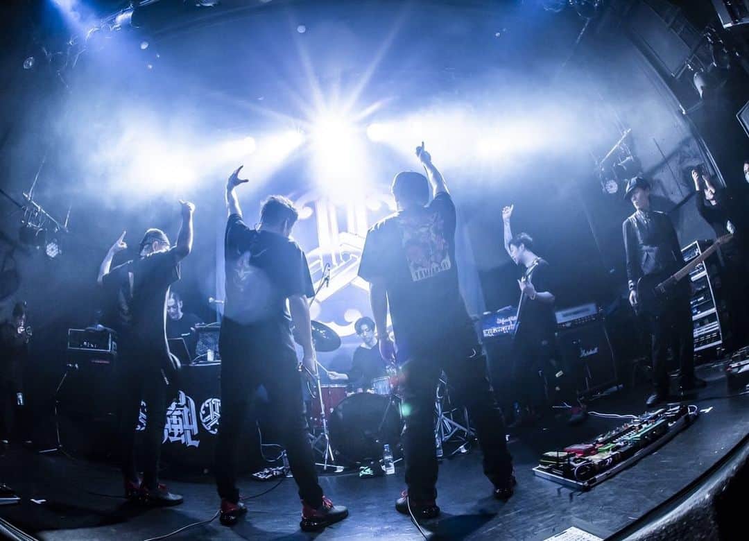 KAI_SHiNEのインスタグラム：「NEXT→﻿ HAZIKETEMAZARE TOUR 2/8  Sendai 2/15  Tokyo 2/22  Osaka ﻿ ヘイスミのイベントツアー‼︎ 楽しみだ‼︎🔥🔥🔥﻿ ﻿ pix by @hayachinphoto ﻿ #山嵐 ﻿ #livehouse #live #life #vibe ﻿ #tour #bandlife #yamaarashi #jp」