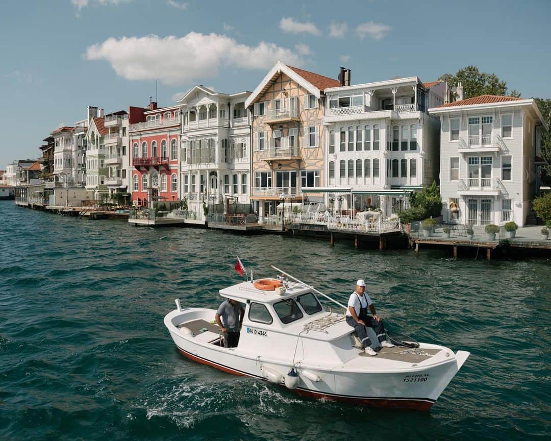 National Geographic Travelさんのインスタグラム写真 - (National Geographic TravelInstagram)「Photo by Matthieu Paley @paleyphoto // Sponsored by @GoTurkey // Sailing up the Bosphorus near Istanbul’s Emirgan neighborhood, fishermen make their way to the market. The mansions behind them are called yalis. I lived in Istanbul for a year, and I have fond memories of crossing this beautiful body of water. // Discover what makes Turkey so special. Follow #goturkey」2月4日 2時07分 - natgeotravel