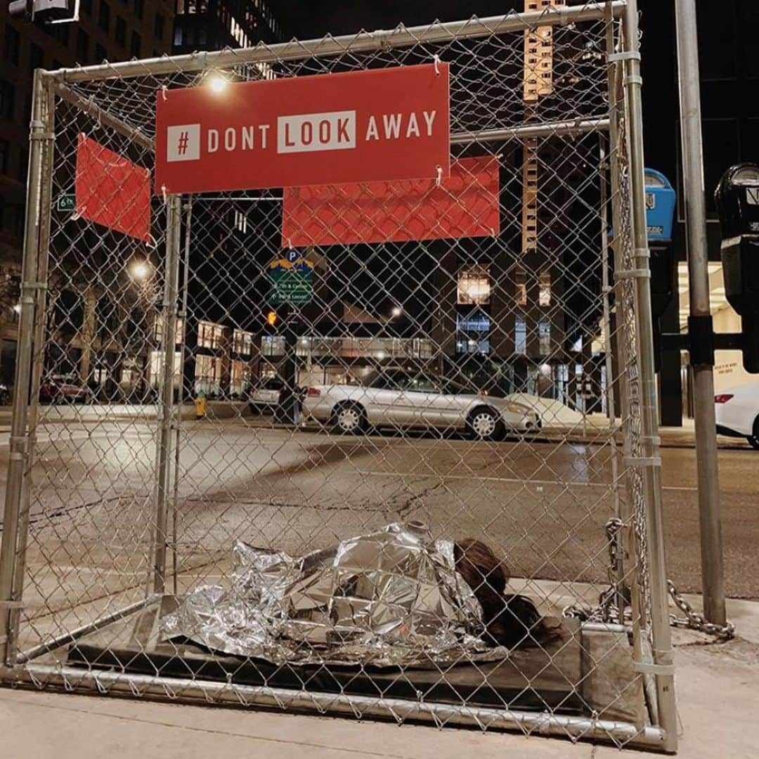 ミーガン・ラピノーさんのインスタグラム写真 - (ミーガン・ラピノーInstagram)「Caucus-goers in Iowa woke up to kids in cages all over the city Des Moines Why?  @RAICESTexas want to remind everyone that this is still happening & we need a solution NOW. We’ve sent more than 60,000 asylum-seekers back to Mexico where they’re forced into overcrowded tent encampments and often dangerous border towns with no resources and no access to lawyers while they wait for their day in court. Over 2 million people have been deported in the past dozen years. More than 800,000 DACA recipients could be open to deportation. Six children have died in border patrol custody. Hundreds more have died in the deserts along the southern border.  This is a humanitarian crisis  #DontLookAway. Migration is a fact of human life, it’s time for a human first response. We need every political leader to support the #MigrantJusticePlatform. That means to support a pledge to halt all deportations, decriminalize immigration, end detention, and demilitarize our border. Check out the link in bio for more info.」2月4日 2時27分 - mrapinoe