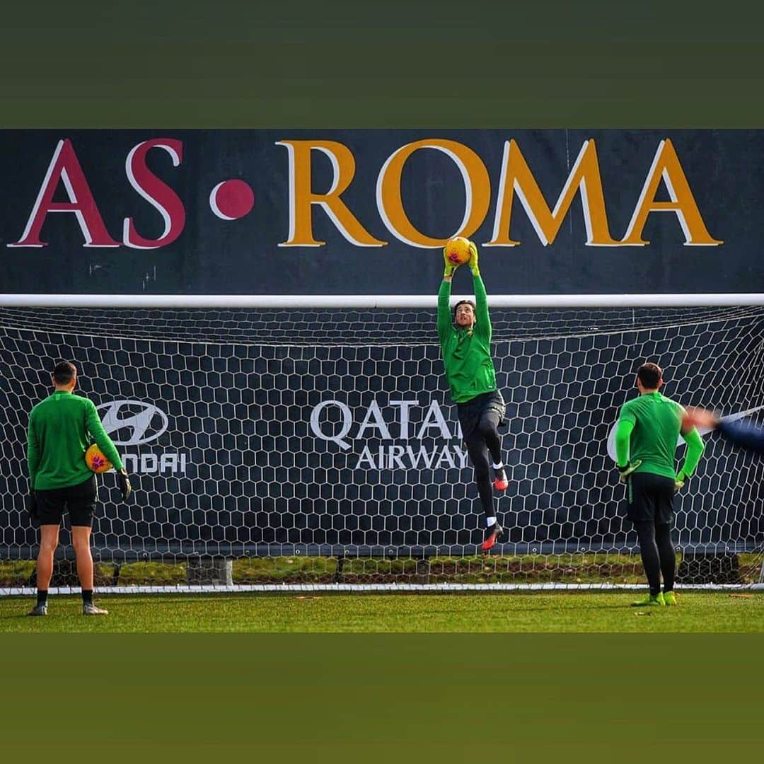 アントニオ・ミランテのインスタグラム：「Exit 🧤 #training #asroma #reusch #adidas」