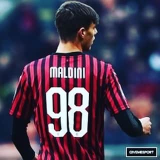 カルロス・テベスのインスタグラム：「Daniel Maldini came on to mark his Serie A debut for AC Milan, following in his ancestors footsteps:  1950s/60s - Cesare Maldini 1980s/90s/00s - Paolo Maldini 2020s - Daniel Maldini  Red and black is in their blood 🔴⚫️」