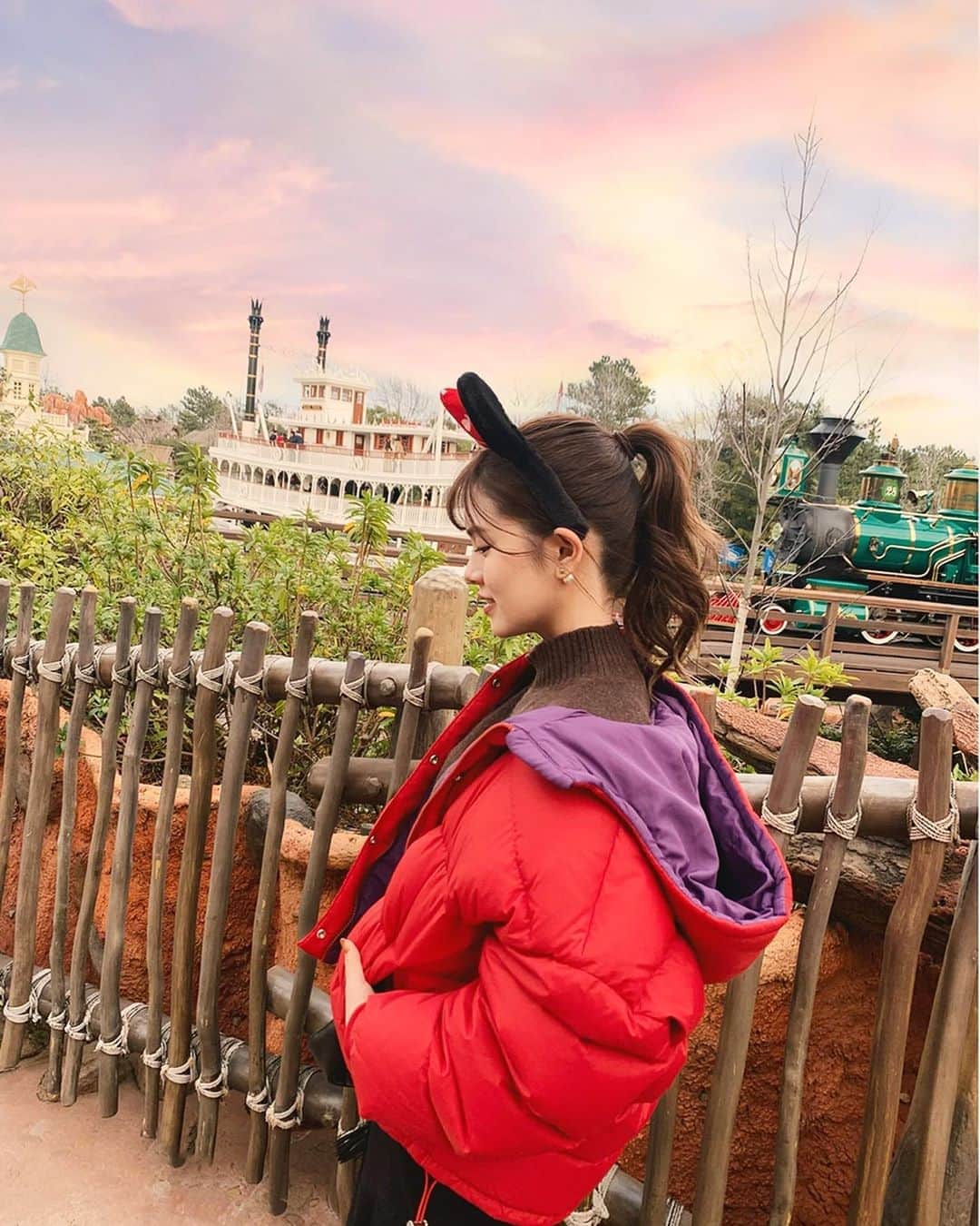 のインスタグラム：「Disney👸🏻❤️ . . 前髪つくってみました… １年ぶりだ…どうですか？？ . . 💇🏻‍♀️ @takahiro_numa . . #ディズニー #ディズニーランド #ディズニーコーデ　#disney #夢の国　#disneygram #red #❤️ #ポニーテール　#横顔　#ディズニーカチューシャ」