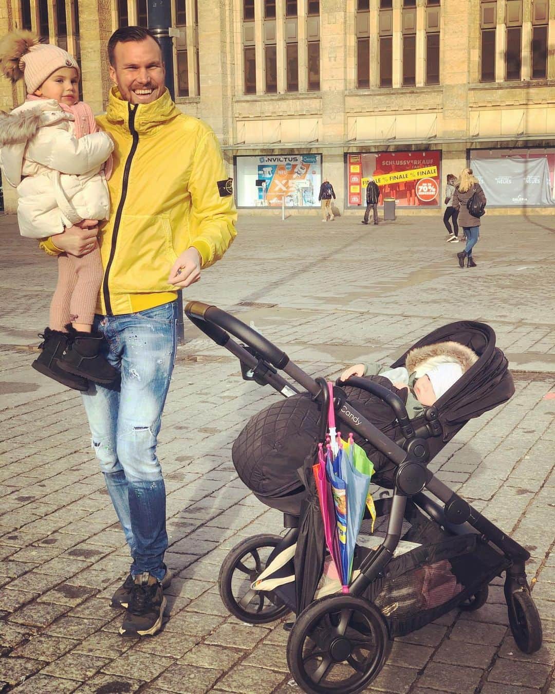 ケヴィン・グロスクロイツのインスタグラム：「*werbung*  Wir hatten einen tollen Tag ❤️ Wünschen euch noch nen schönen Abend 👍  #city #freundegetroffen #kinobesuch #topfschlagen #verstecken #gleichgehtsabinsbett #familieüberalles #fische #isso」