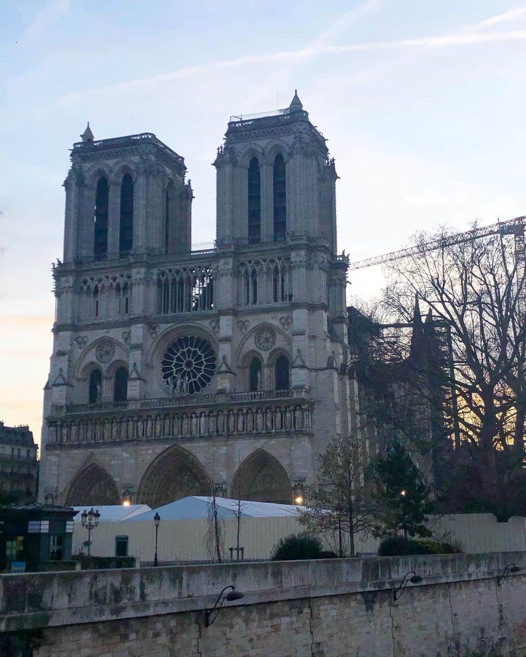 矢部あやさんのインスタグラム写真 - (矢部あやInstagram)「大好きなノートルダム大聖堂。 入れないと分かっていても在仏中わざわざ何度も前を通っていました。 1日も早い復興を祈っています。 ・ #cathedralenotredamedeparis #cathedralenotredame #paris #ノートルダム大聖堂 #フランス旅行」2月4日 3時00分 - yabe0622