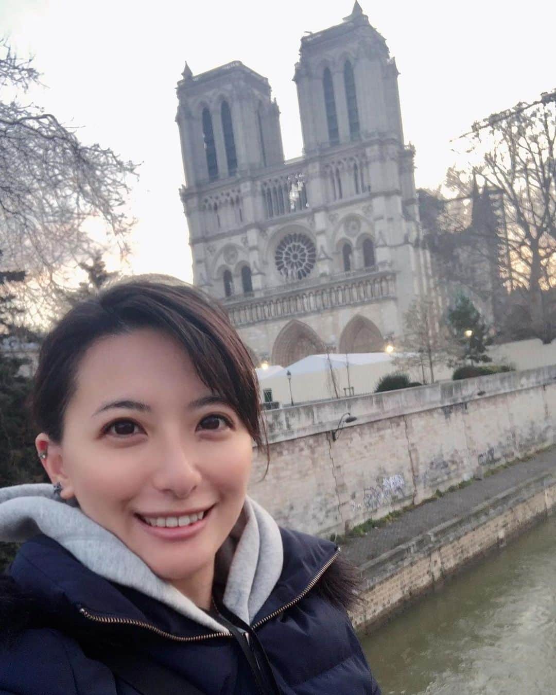 矢部あやのインスタグラム：「大好きなノートルダム大聖堂。 入れないと分かっていても在仏中わざわざ何度も前を通っていました。 1日も早い復興を祈っています。 ・ #cathedralenotredamedeparis #cathedralenotredame #paris #ノートルダム大聖堂 #フランス旅行」