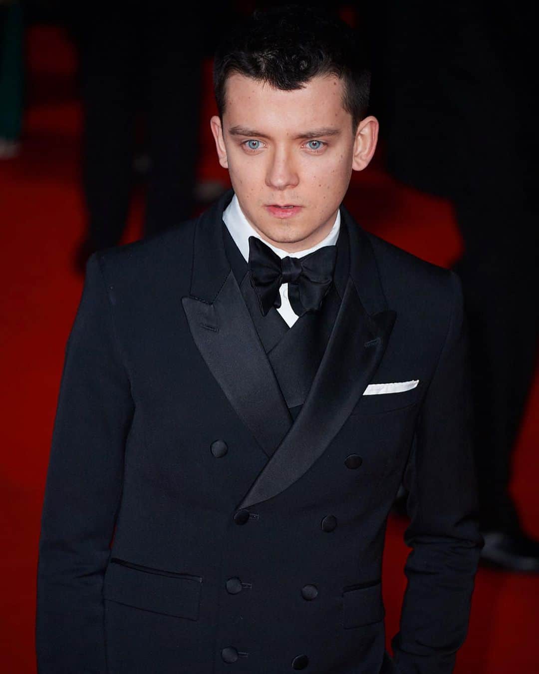 エイサ・バターフィールドのインスタグラム：「Dressed up for @bafta night with @alexwolffofficial  Garms by the brilliant @joshuakanebespoke」